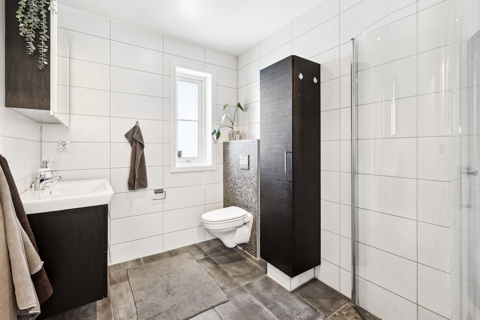 Bad 2 i 1.etg. Moderne og pent bad med innfellbare dusjdører. Galleribilde