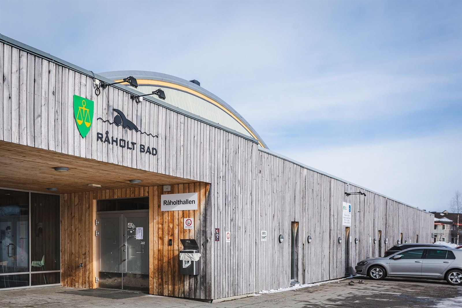 Kort avstand fra boligen finne rdu Råholt bad og Råhold hallen i tilknytning til Råholt ungdomsskole. Galleribilde