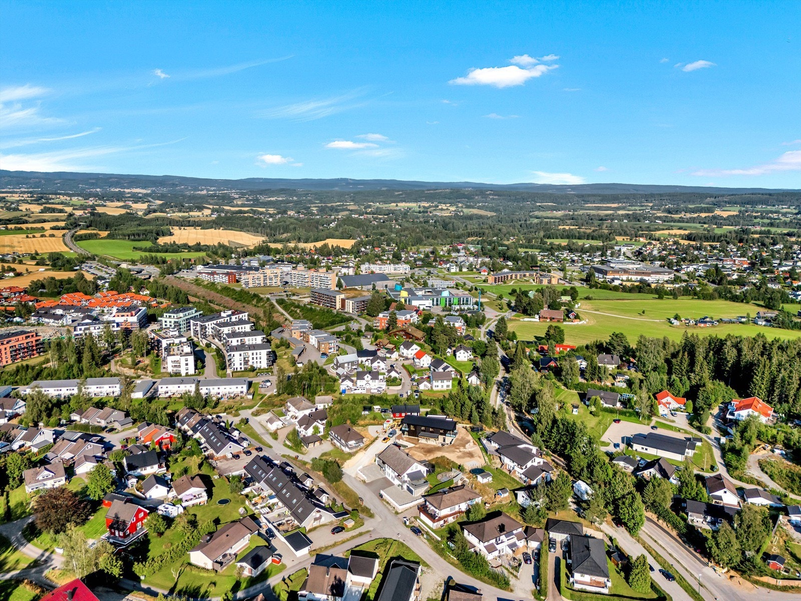 Boligen ligger meget sentralt og fint til. Gangavstand til skole, barnehage, togstasjon, svømmehall, skog og mark m.m. Galleribilde