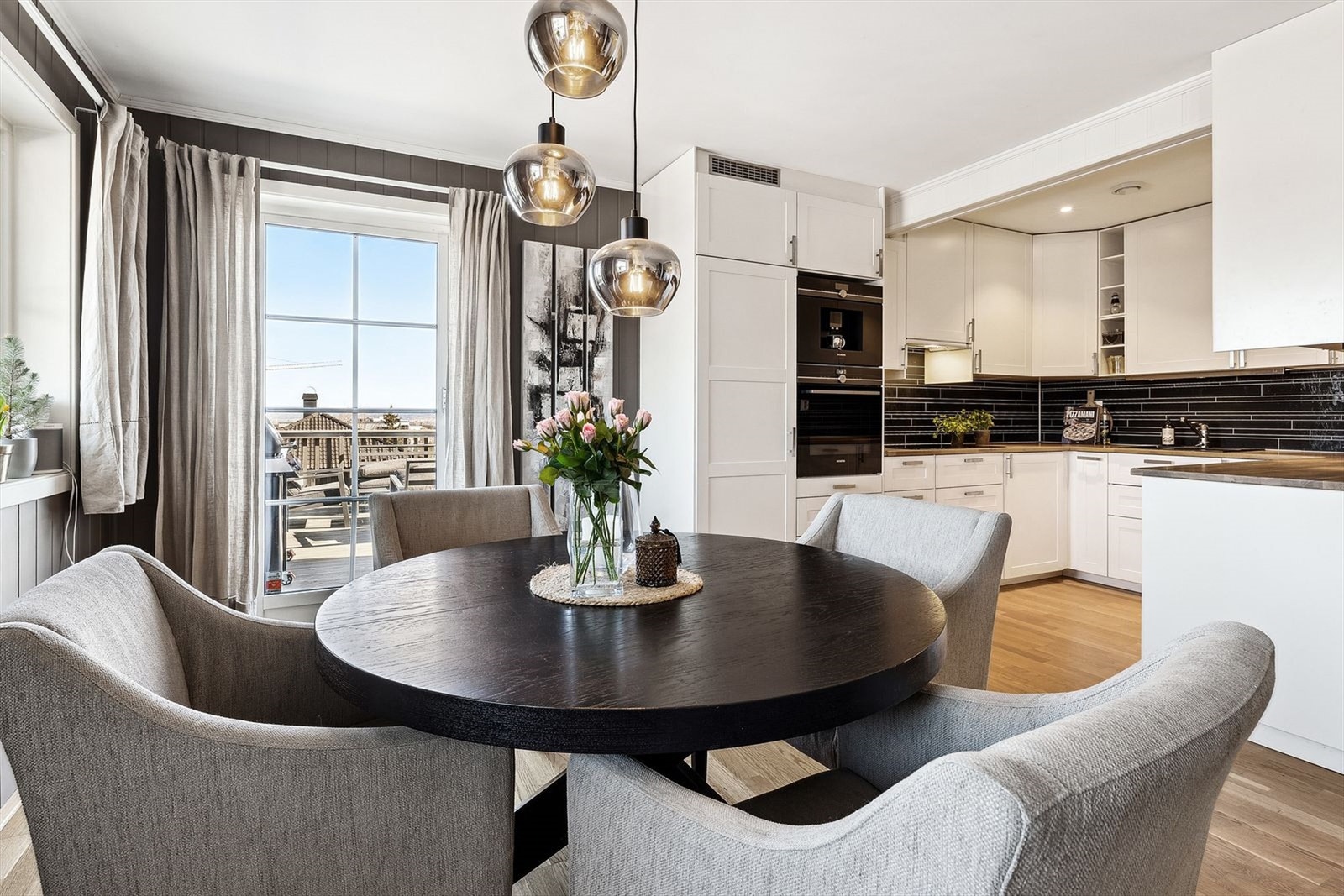 Åpen løsning mot kjøkken. Det er god plass til en stor spisestue. Her kan man samle storfamilien, venner og kjente til hyggelige stunder. Utgang fra stue til uteplass. Galleribilde