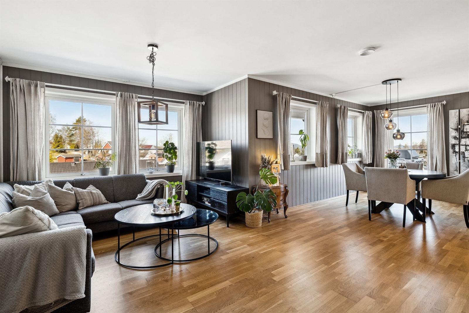 Stuen er romslig med god plass til tv-krok og en stor spisestue. Her kan man samle storfamilien og venner og kjente til hyggelige stunder. Utgang fra stue til uteplass. Galleribilde