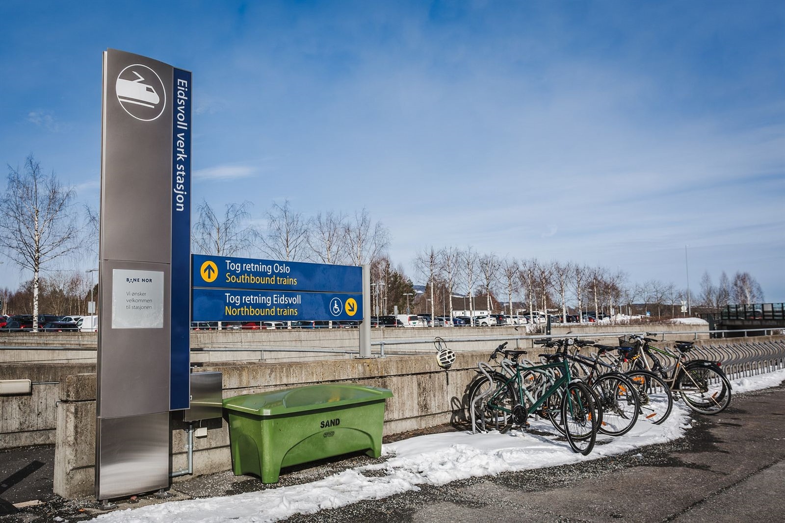 Kort avstand til togstasjon med meget gode kollektivtilbud til Oslo, Lillestrøm, Gardermoen, Eidsvoll m.m. Hyppige avganger. Galleribilde