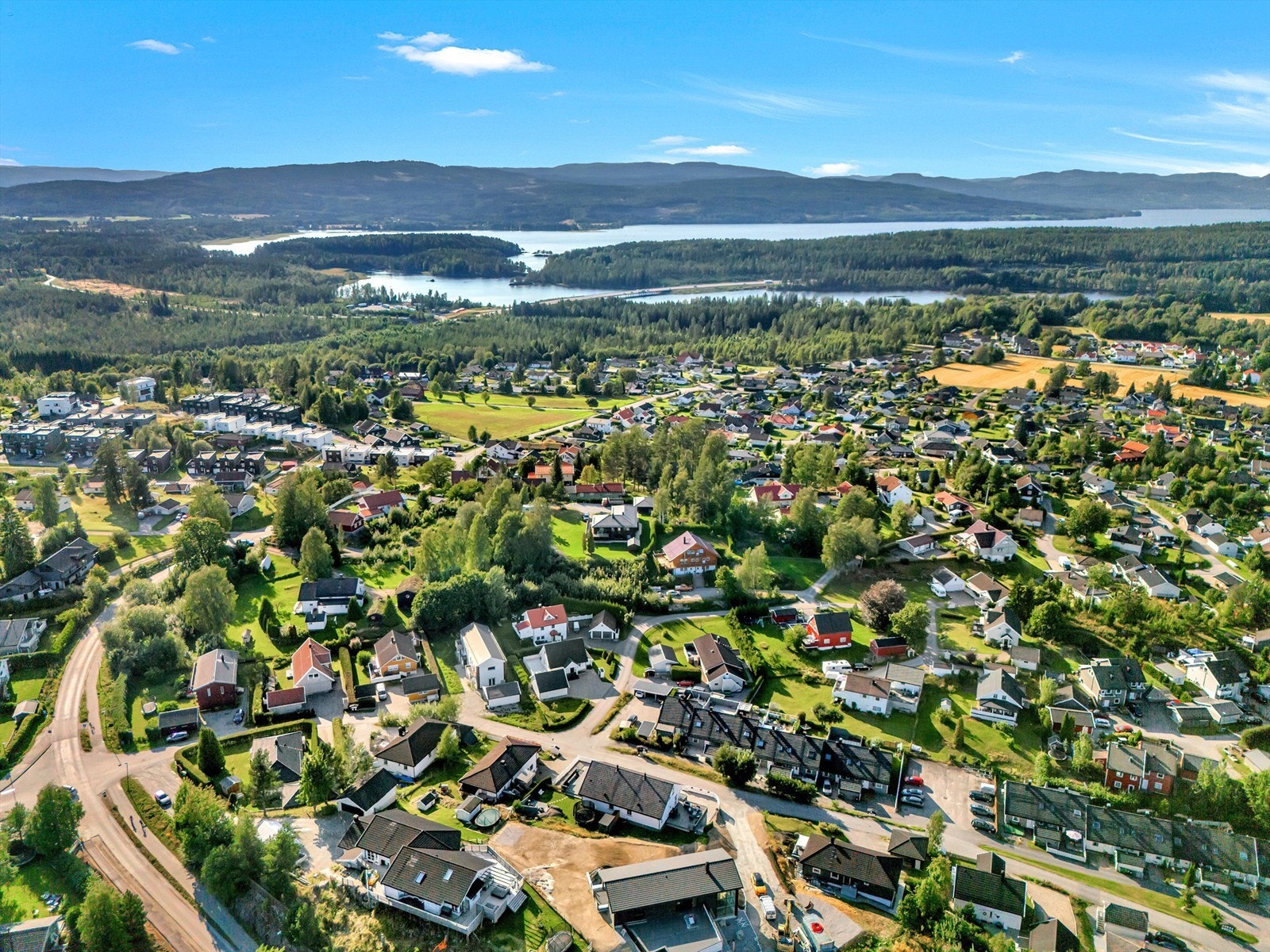 Boligen ligger meget sentralt og fint til. Gangavstand til skole, barnehage, togstasjon, svømmehall, skog og mark m.m. Galleribilde