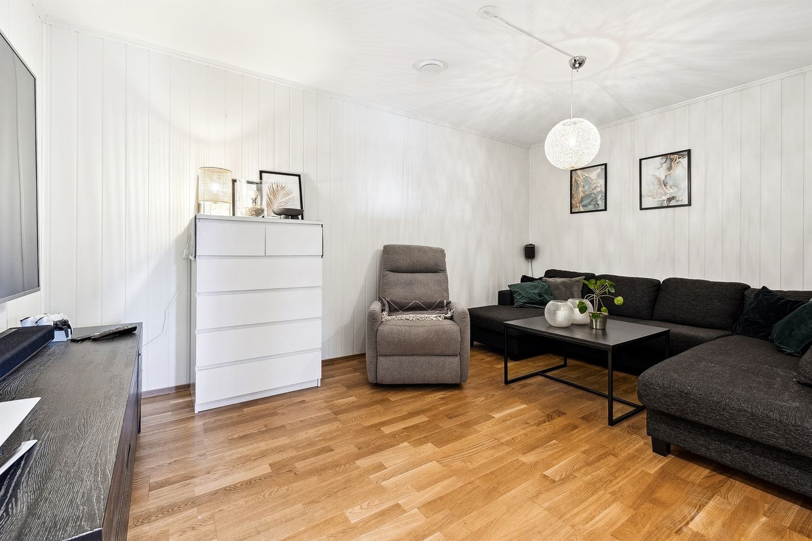 I u.etg. finner du en koselig tv-stue. Perfekt for barnefamilier hvor man kan dele familie og ha flere soner for besøk av venner eller å trekke seg tilbake ved behov. Galleribilde