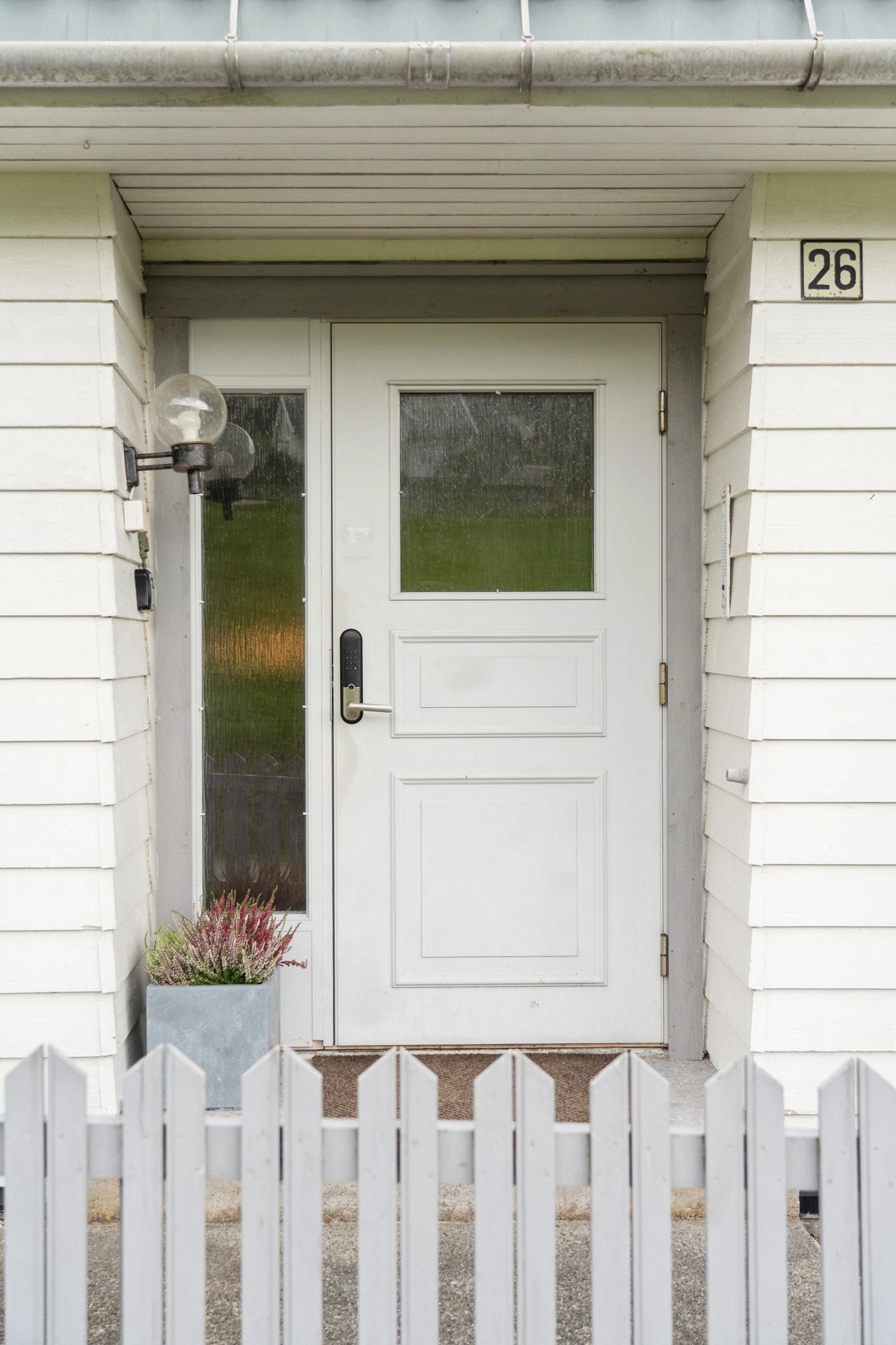 Kodelås på inngangsdøra er praktisk og familievenleg Galleribilde