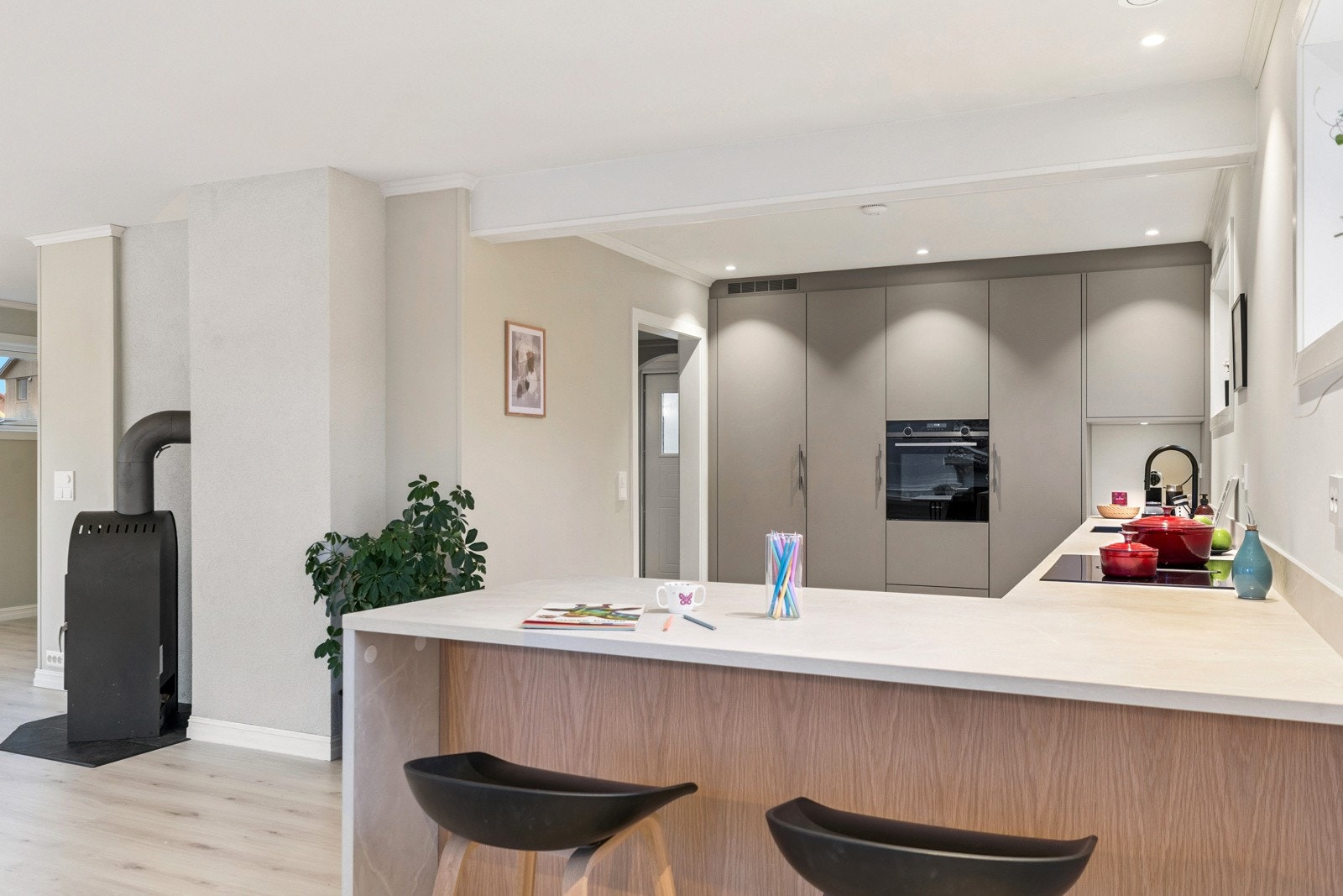 Downlightsbelysning i himling gjev godt arbeidslys Galleribilde