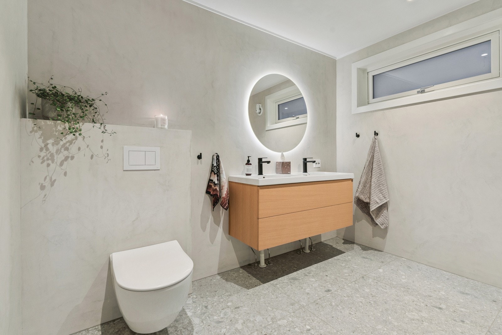 Badet ligg i fin nærleik til soveromma i bustaden. Eit lekkert og delikat bad som gjev ei kjensle av kvardagsluksus Galleribilde