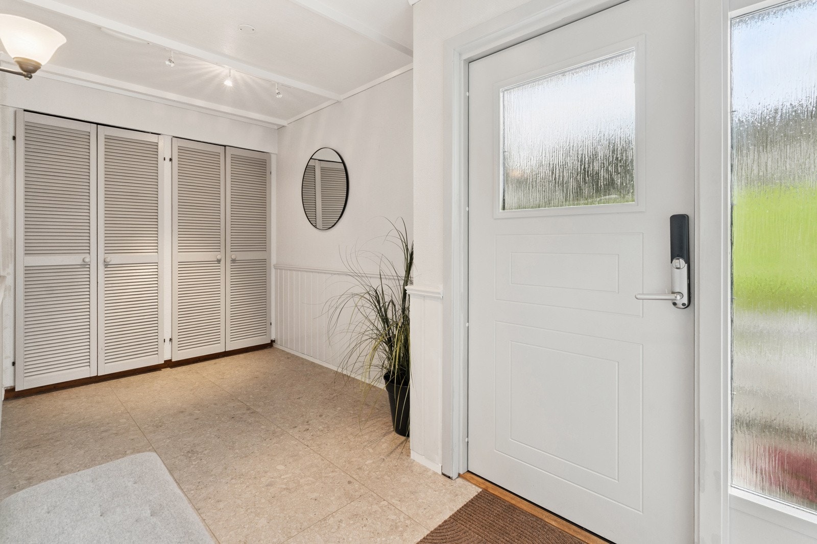 Inngangspartiet er romsleg med god plass til ytterkle og sko. Her er også tilkomst til eit stort bad Galleribilde