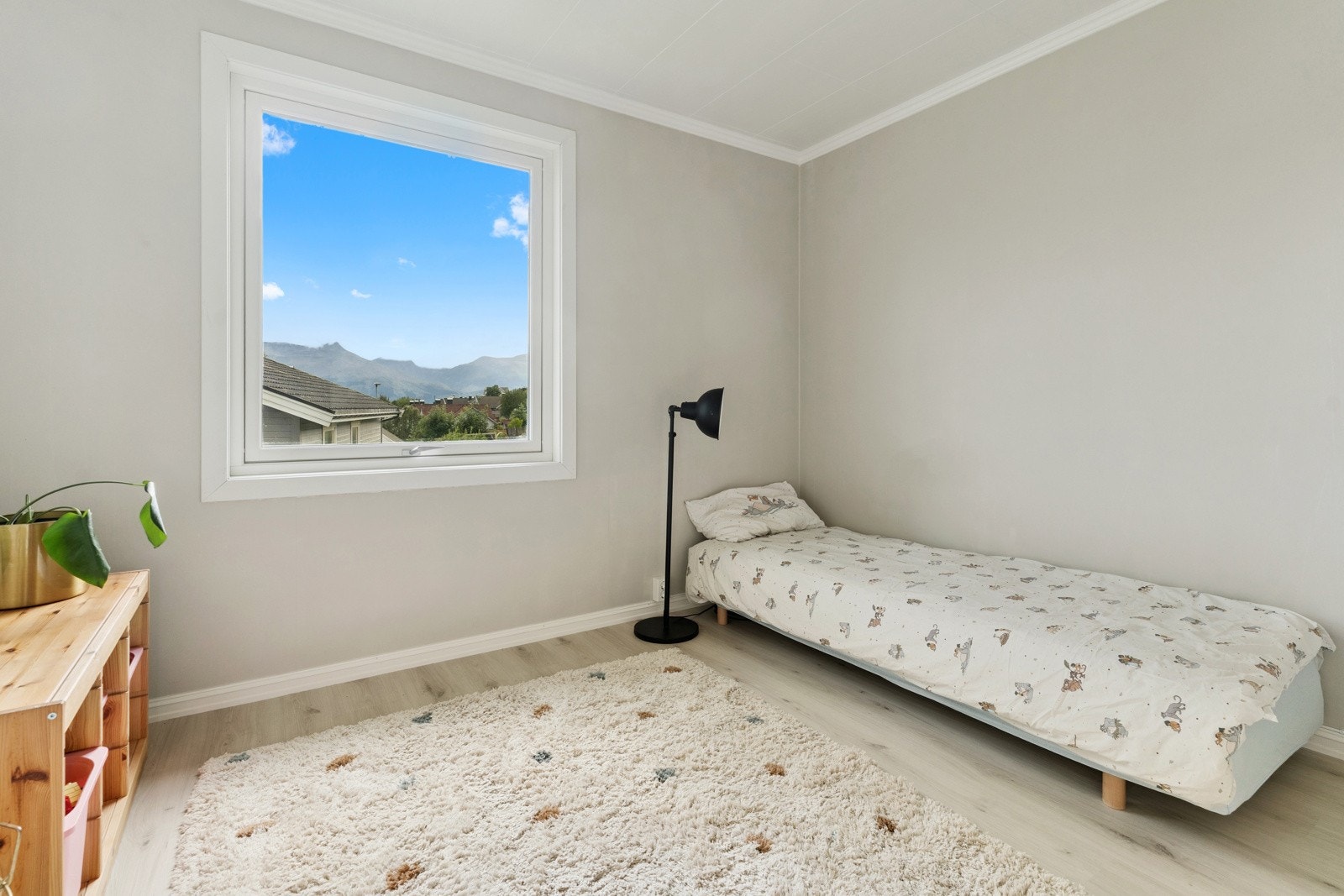 Soveromma har dust og behageleg fargeval - her ligg alt til rette for ei god natts søvn Galleribilde