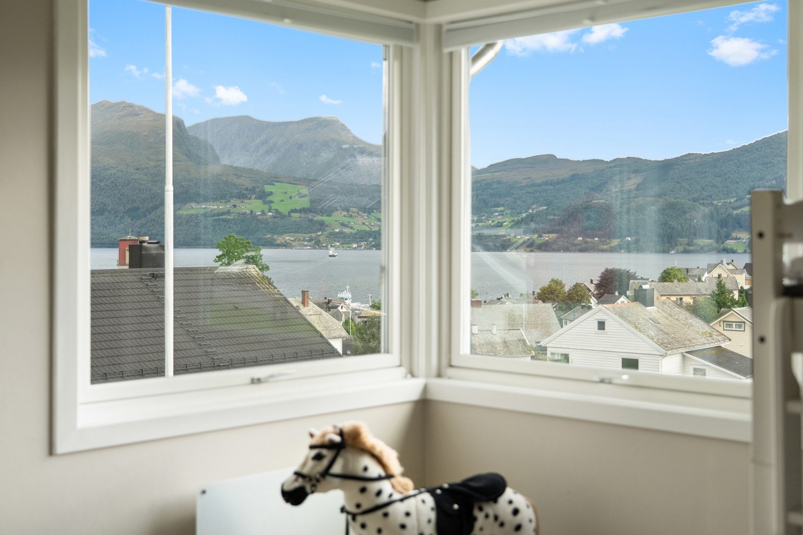 Flott vindaugsparti som tek naturen inn og gjev fin utsikt mot fjorden og fjella ikring Galleribilde