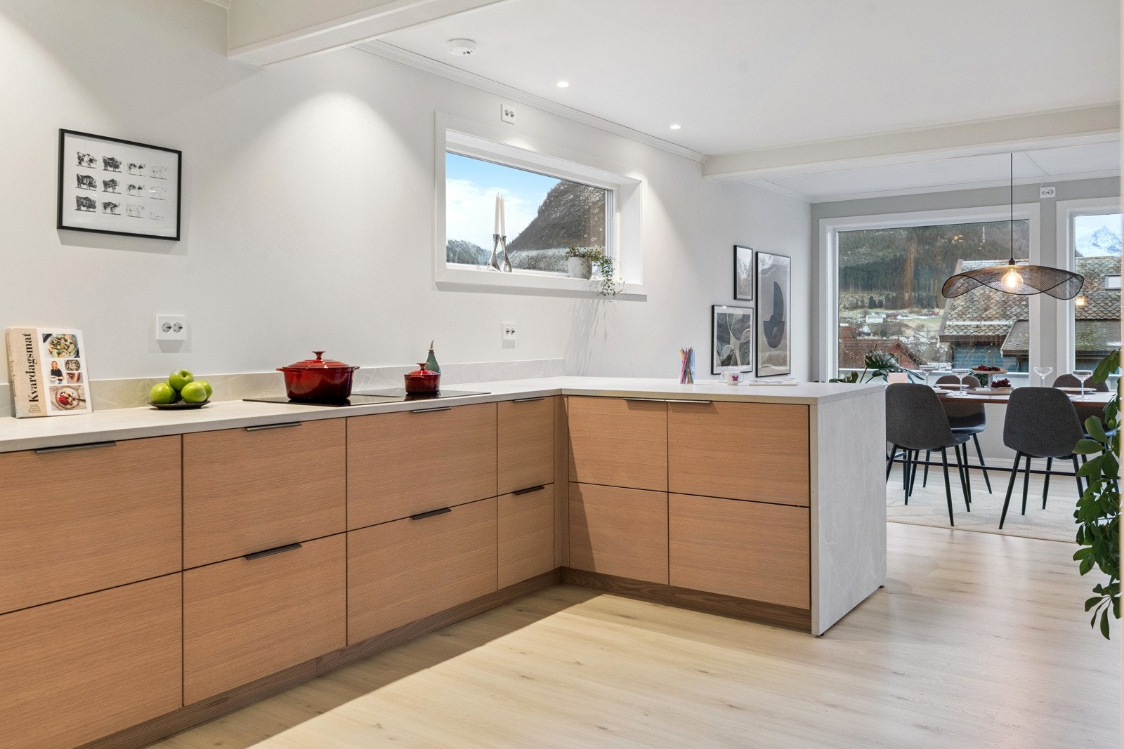Kjøkkeninnreiing frå 2023 frå Drømmekjøkkenet med gode løysingar, integrerte kvitevarer og moderne preg Galleribilde