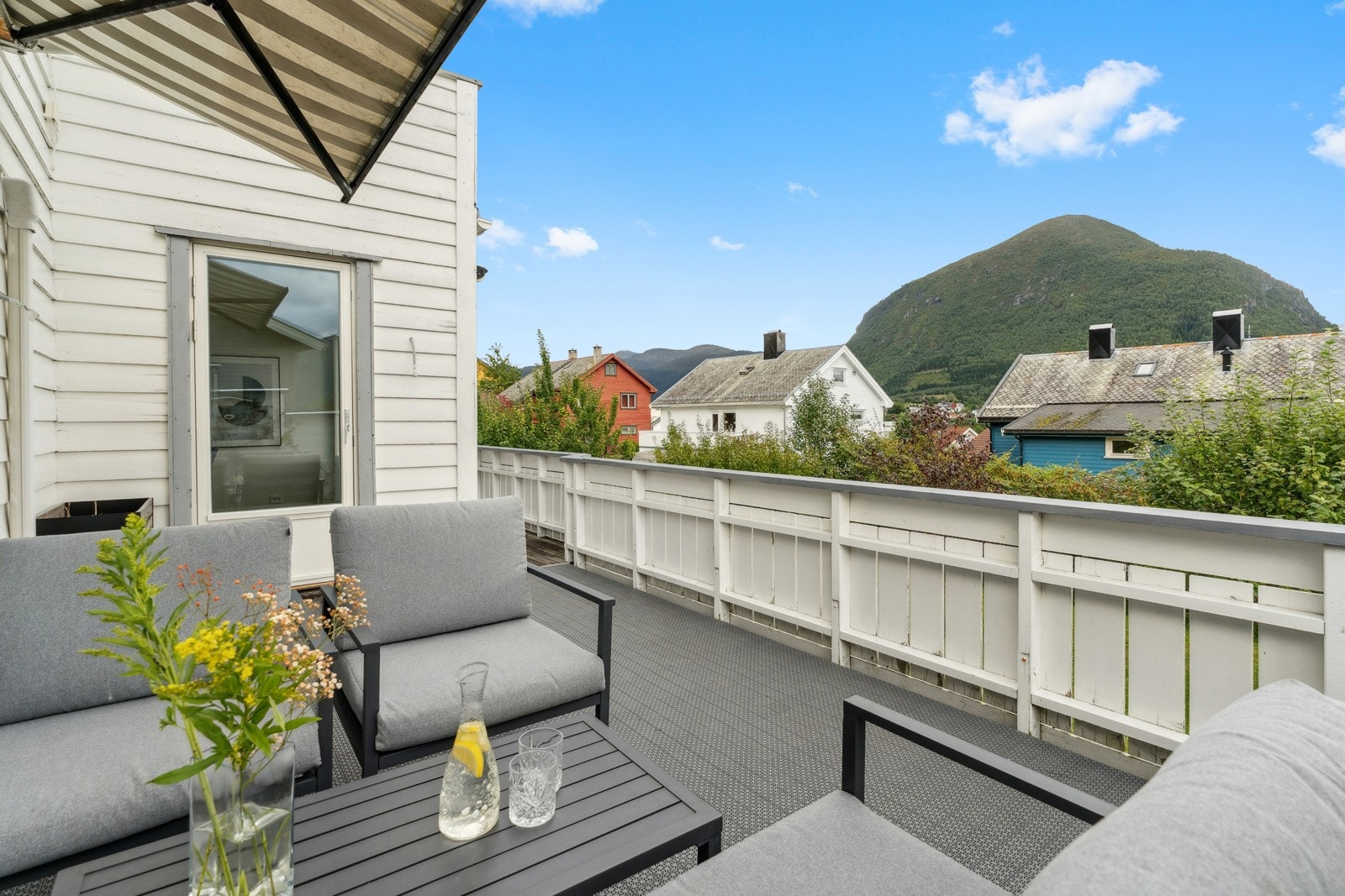 Frå terrassen er det vidare tilkomst til hageområdet Galleribilde