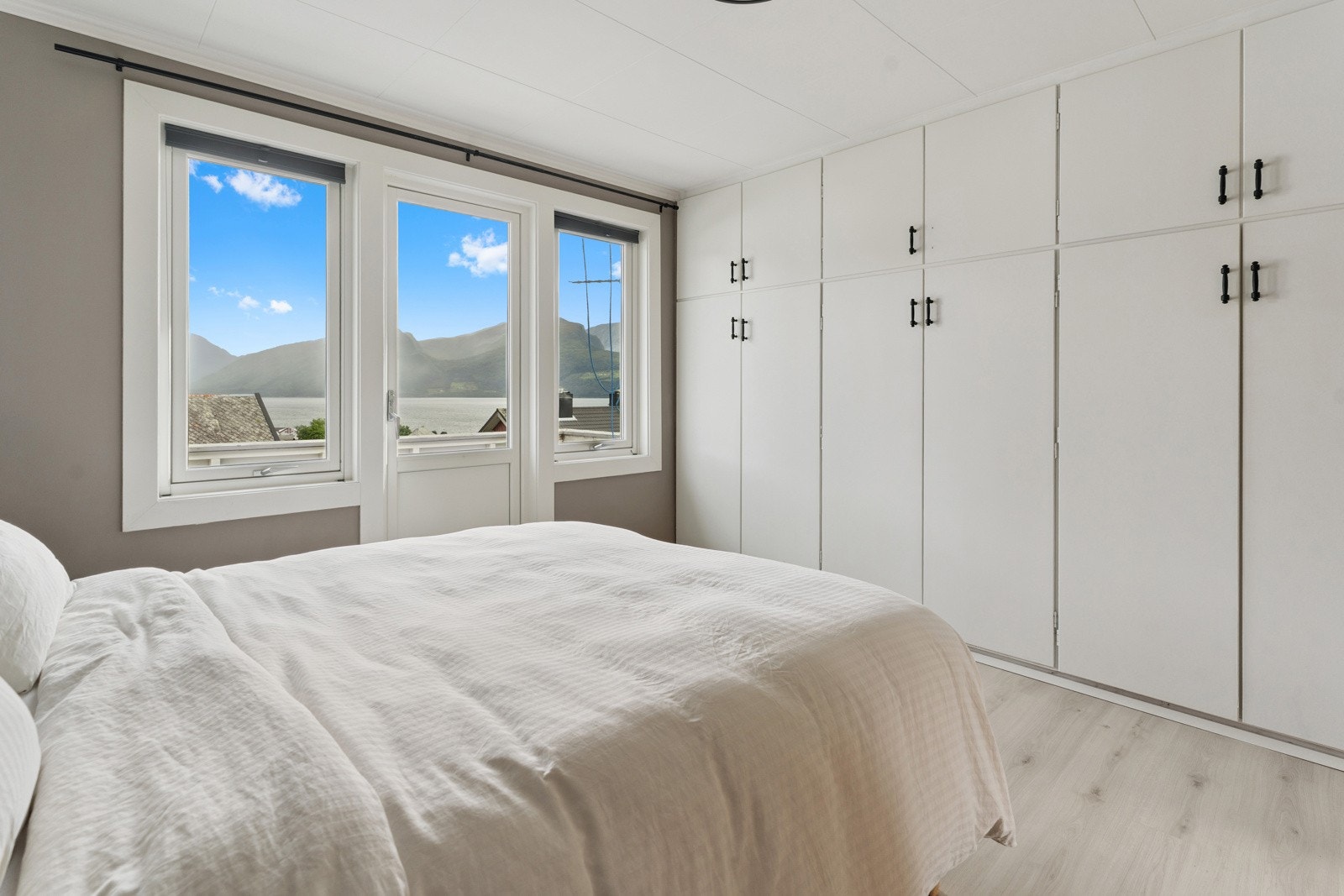 Hovudsoverommet er lyst med god skapplass. Utgang til lufte-altan Galleribilde