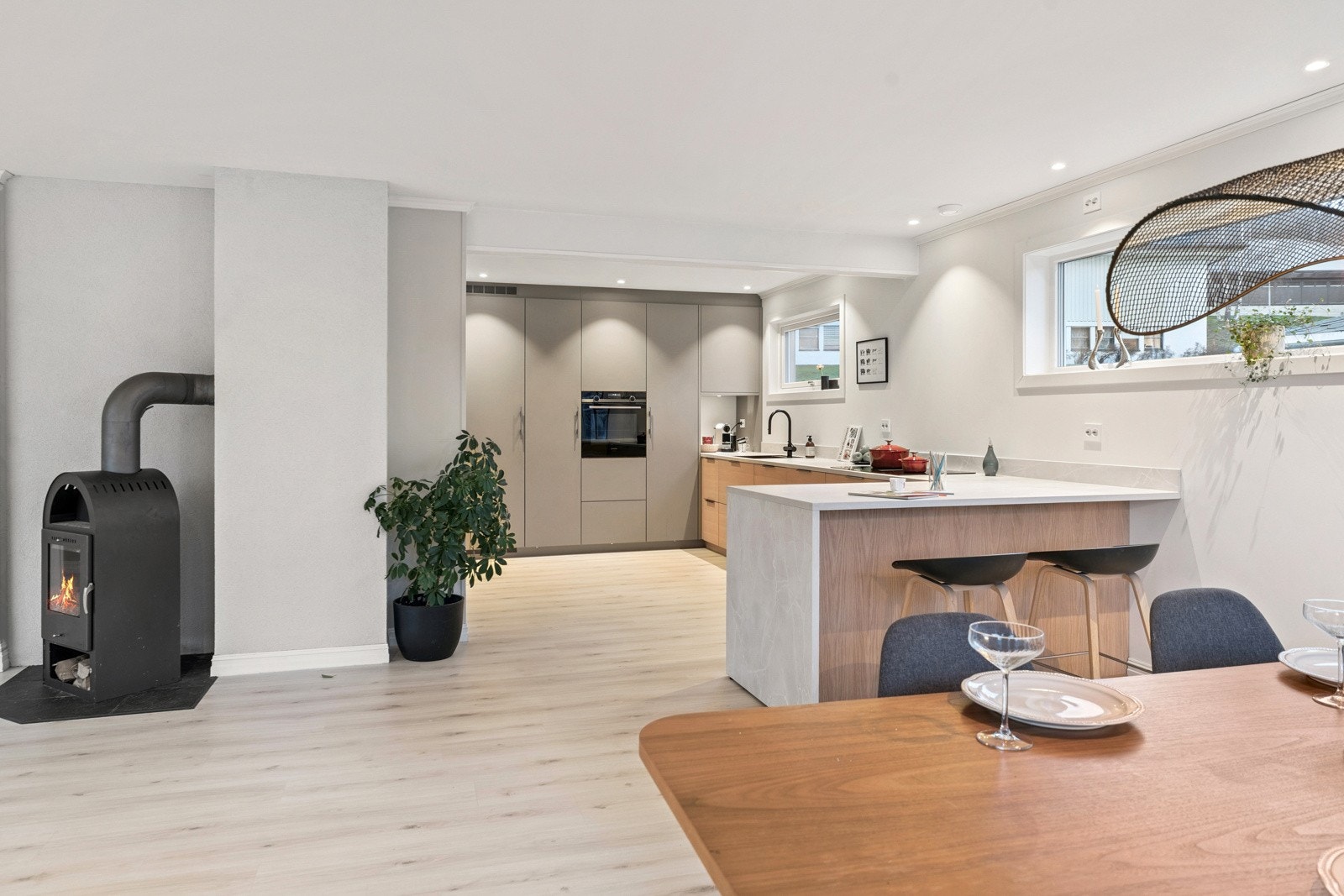 Kjøkkenet har fått høg prioritet og god plass. Her er det godt tilrettelagt for frukostar, matpakkar, kvardagsmiddagar, lekselesing, bursdagsfeiring og vennebesøk Galleribilde