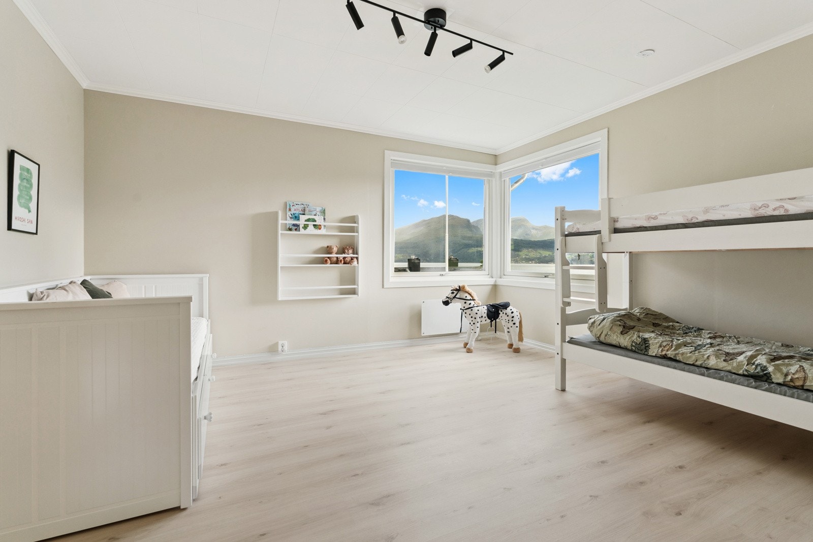 Romsleg og tiltalande soverom med plass til alt av soveromsmøblement Galleribilde