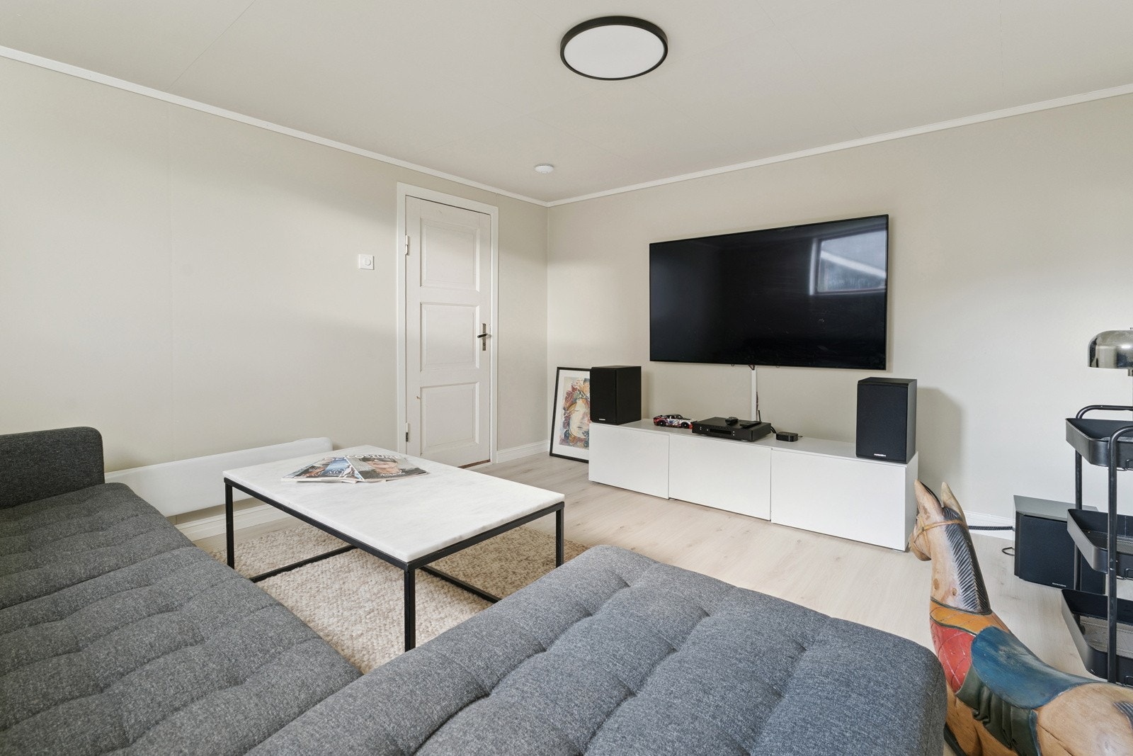 Underetasjen inneheld: Gang, vaskerom, kjellarstove og boder med god lagringsplass. Kjellarstova er kjekk å ha når ein ynskjer å trekke seg litt tilbake eller som eiga avdeling for ungdomen i huset Galleribilde