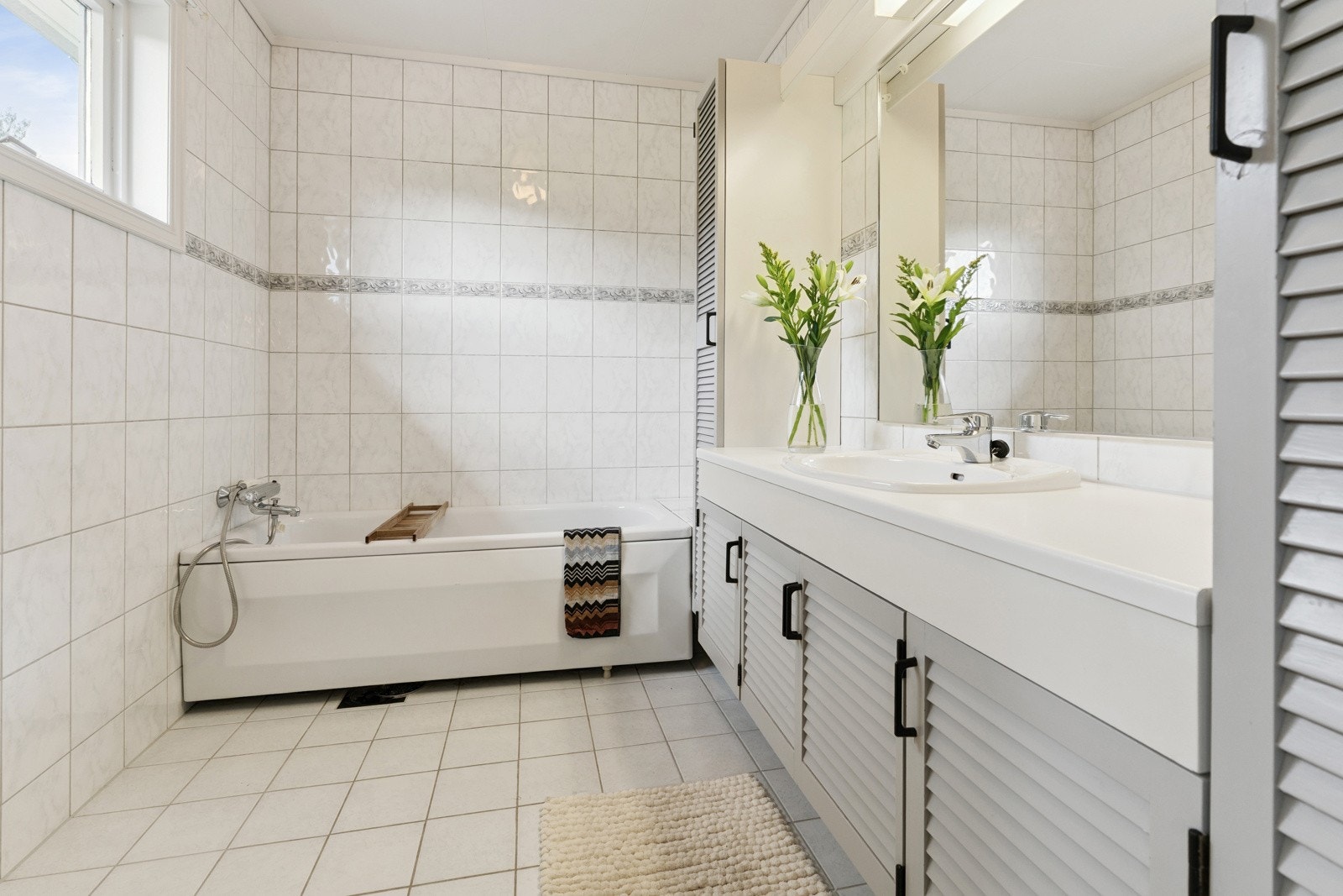 Badekar og godt med skapplass Galleribilde