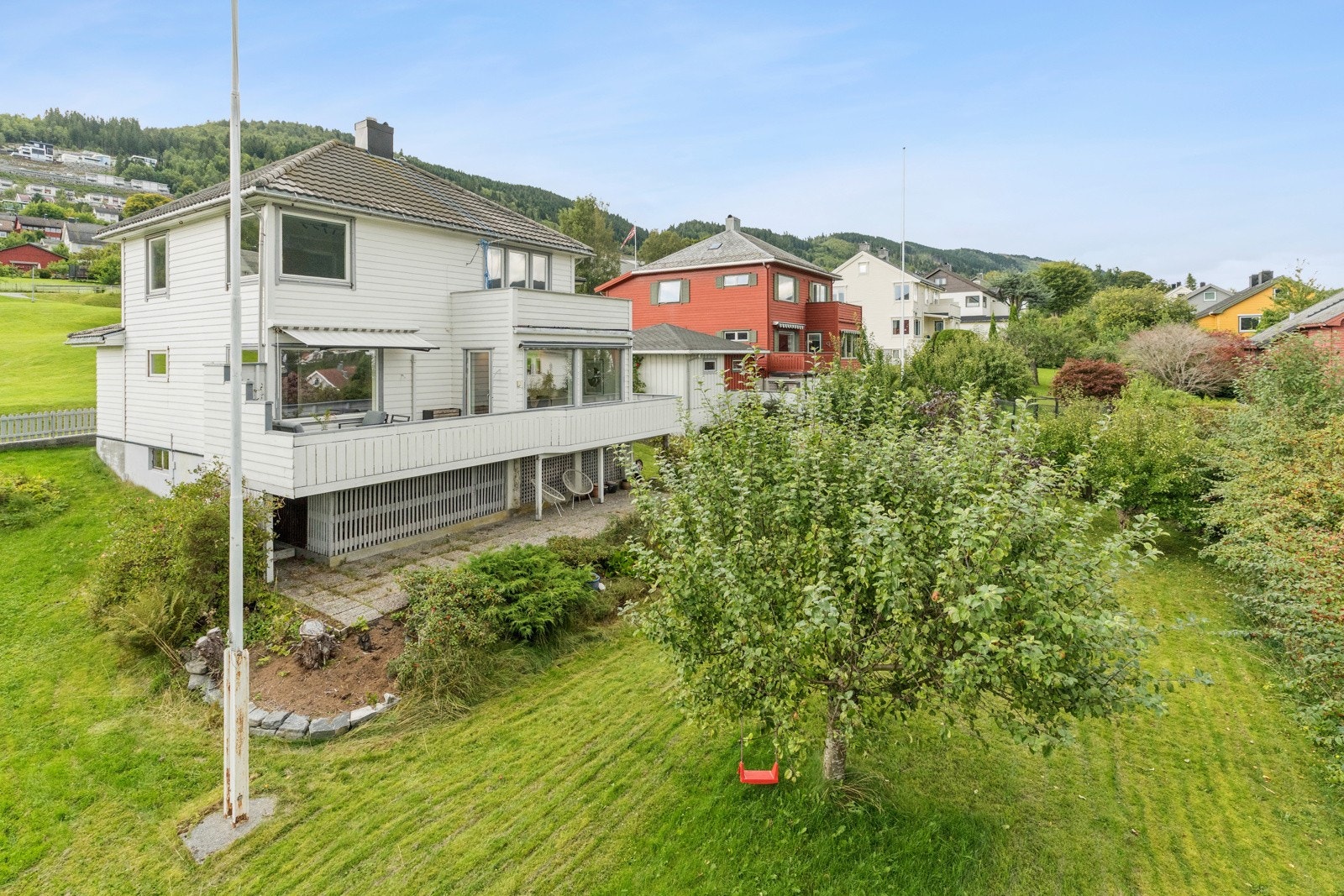 Eigedomen ligg i roleg blindgate i sentralt og barnevenleg område. Barnehage og alle skuletilbod i umiddelbar nærleik Galleribilde