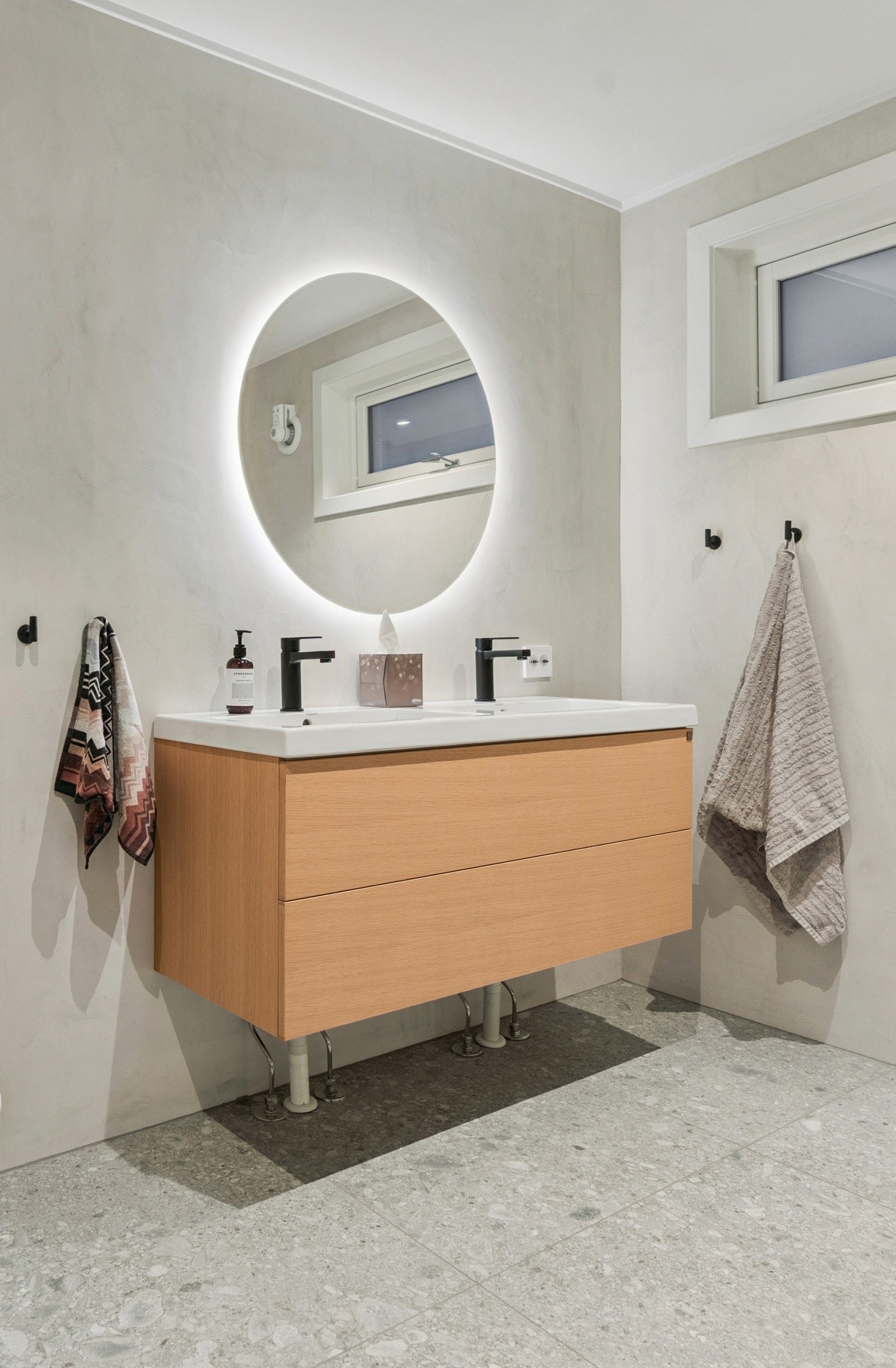 Legg merke til dobbel servant for ein familievenleg kvardag Galleribilde