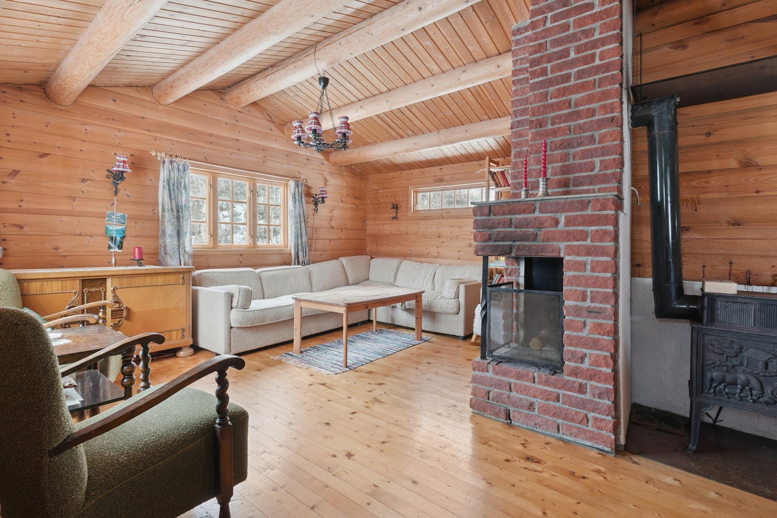 Til oppvarming er det vedfyring og elektriske ovner. Galleribilde