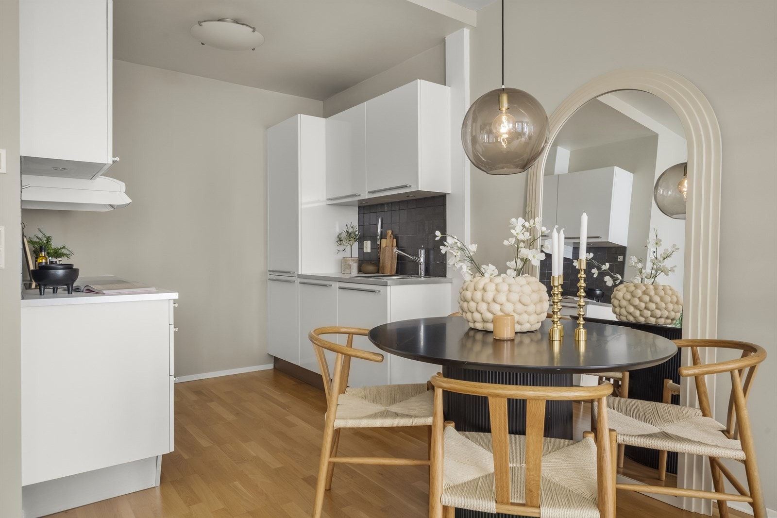 Tidløs innredning fra byggeår 2007/2008, med hvite, glatte fronter og benkeplate i laminat. Galleribilde