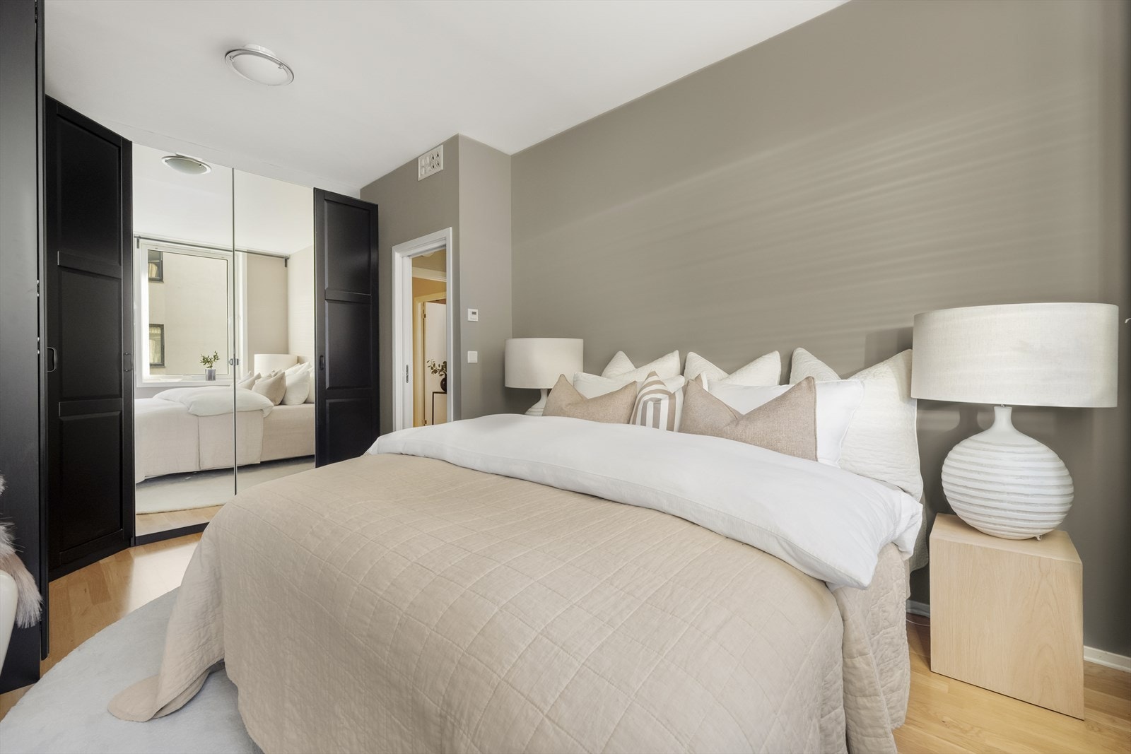 Begge soverommene vender mot borettslagets fellesareal. Galleribilde