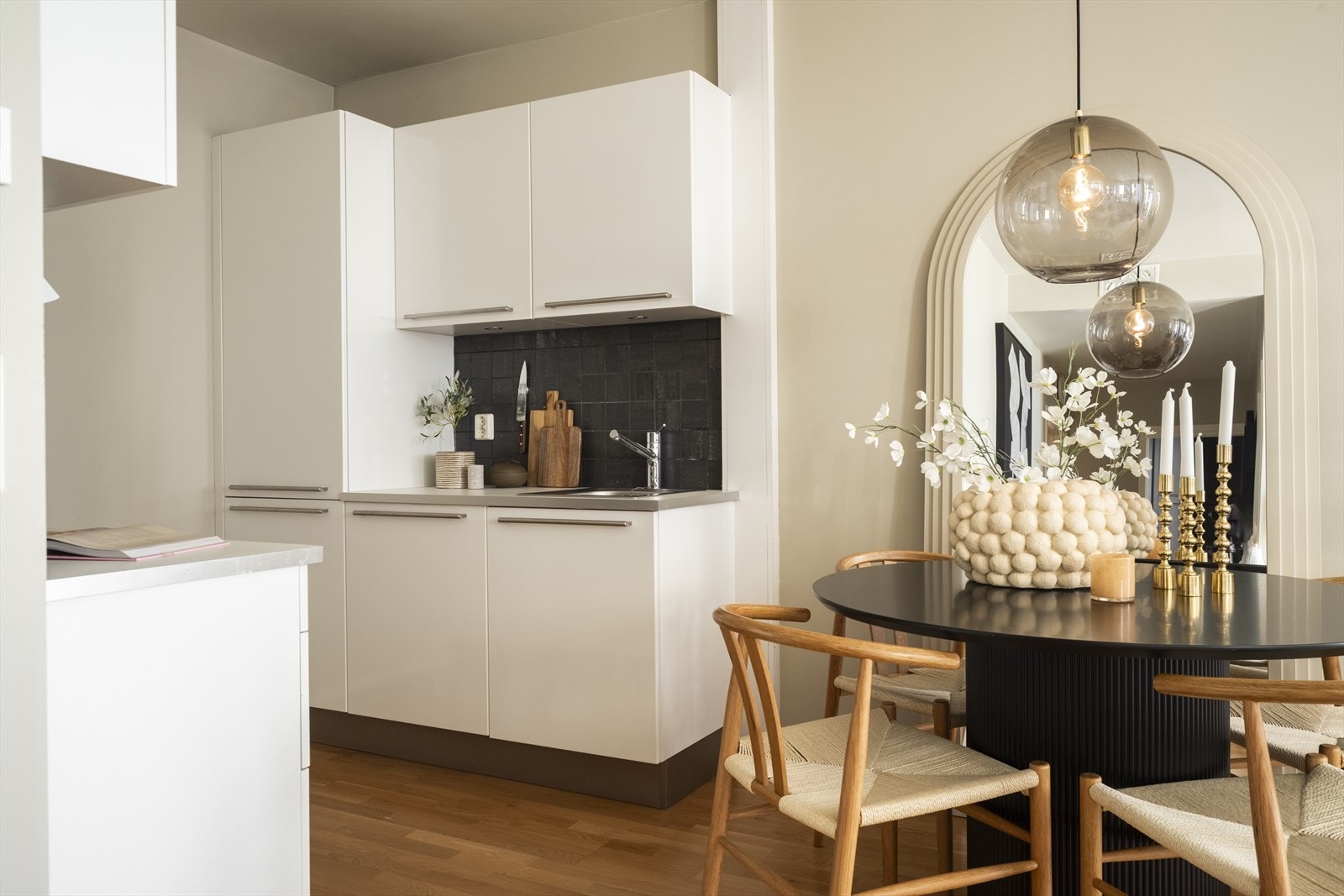 Det er integrerte hvitevarer bestående av platetopp, stekeovn, oppvaskmaskin og kjøle-/fryseskap. Avtrekk over stekesonen. Galleribilde