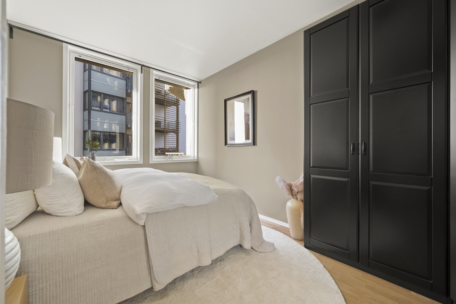 Det er godt med lagringsplass i garderobeskap. Galleribilde