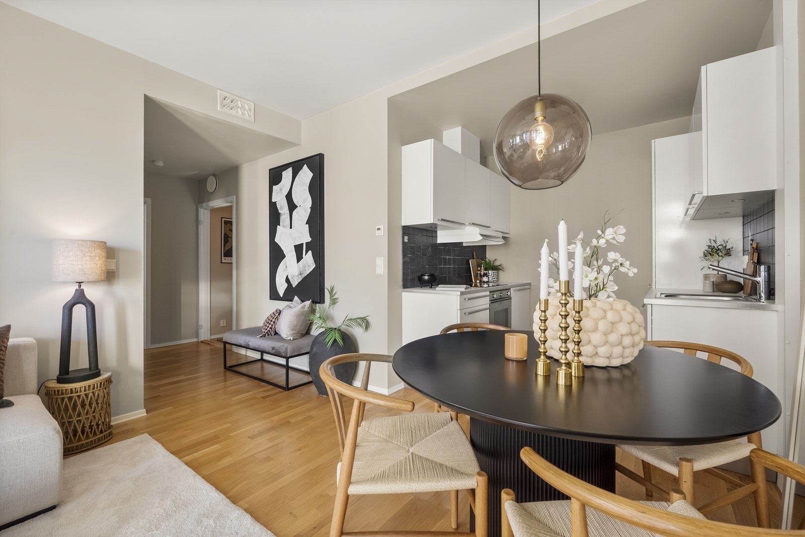 Leiligheten har en åpen og luftig kjøkken- og stueløsning. Galleribilde