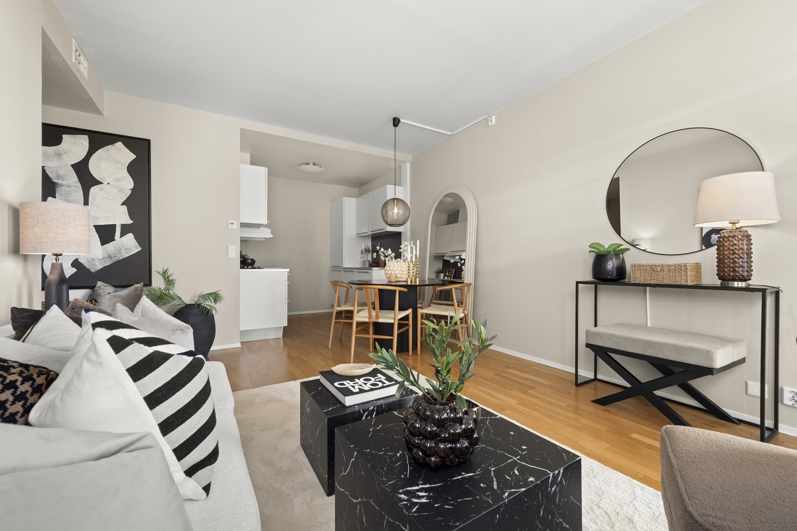 Bygget ble omgjort til leiligheter i 2007/08, og leiligheten fremstår velholdt. Galleribilde