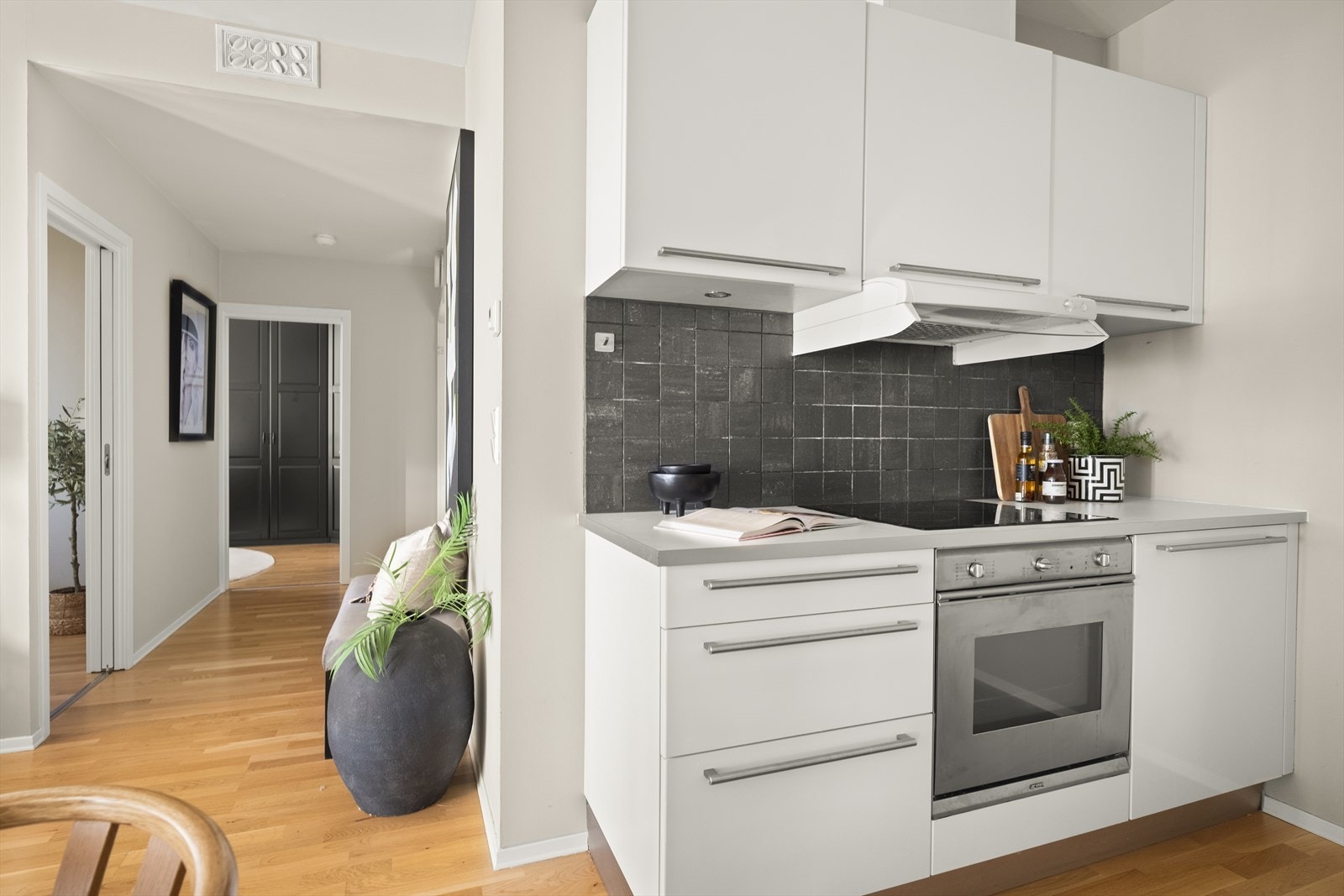 Utsnitt fra kjøkkenet mot gangen. Galleribilde