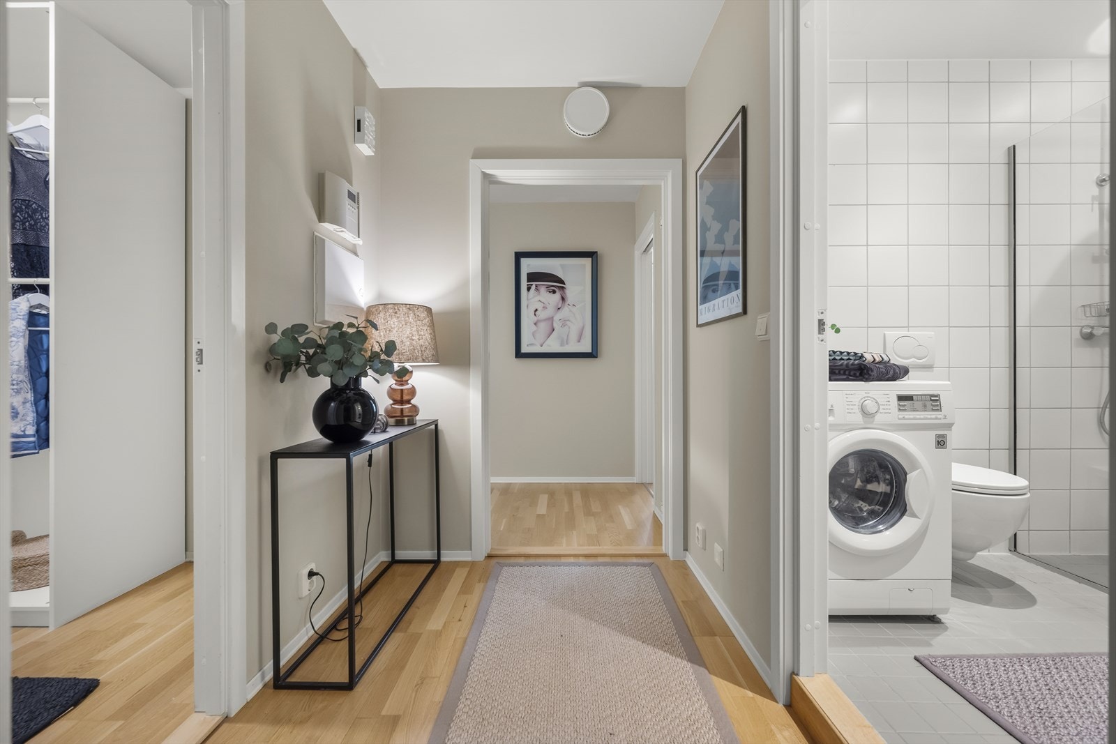 I gangen er det plass til knaggrekke og skoskap for oppbevaring av yttertøy. Galleribilde