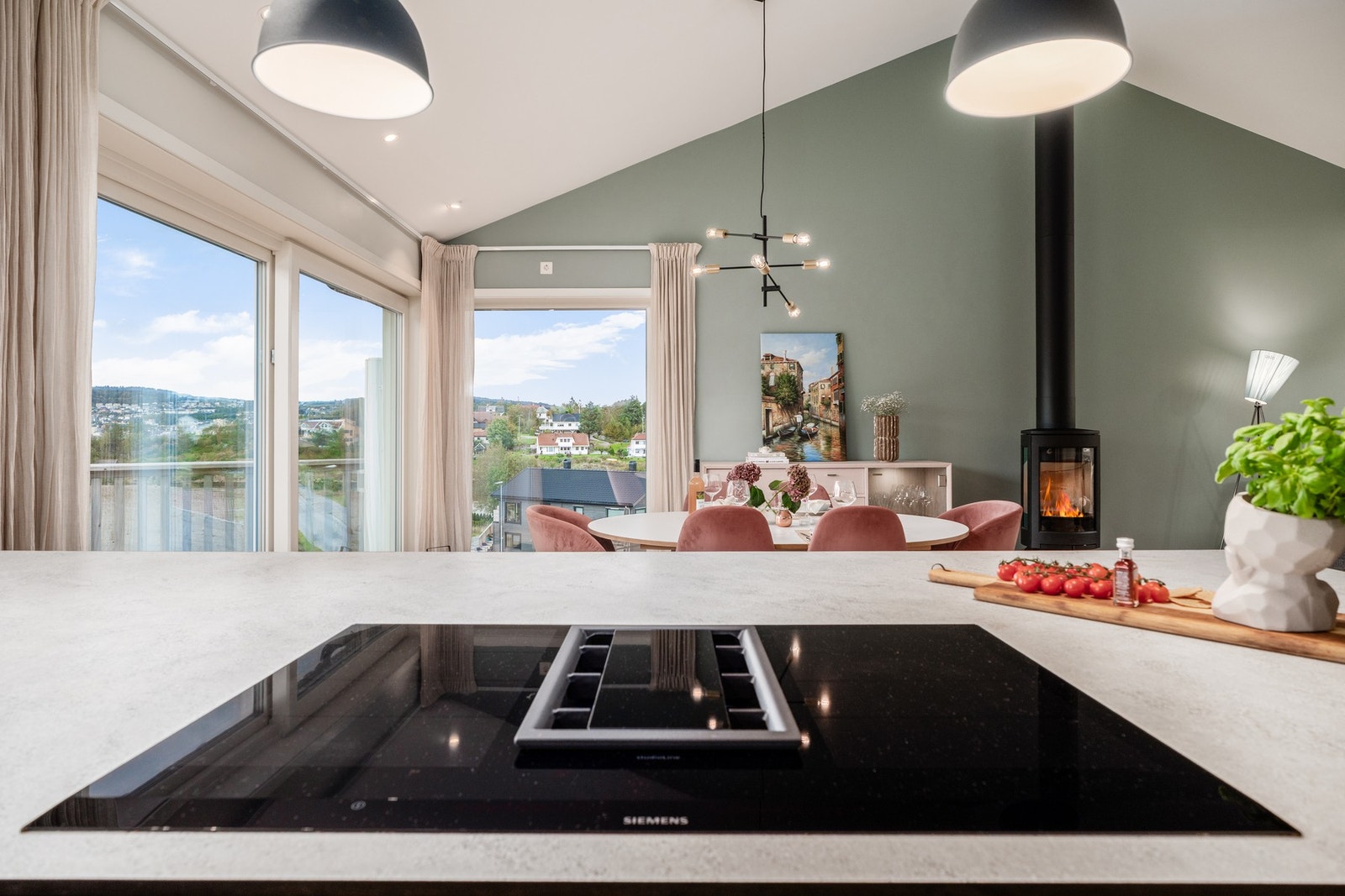 Integrerte hvitevarer som kjøleskap, induksjonstopp med avtrekk, oppvaskmaskin og stekeovn med dampovnfunksjon Galleribilde