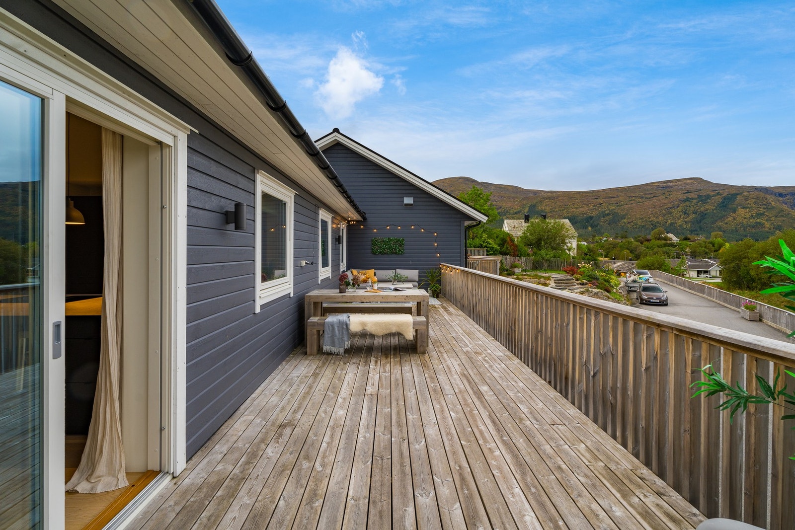 En stor veranda med god plass til ønsket utemøblement Galleribilde