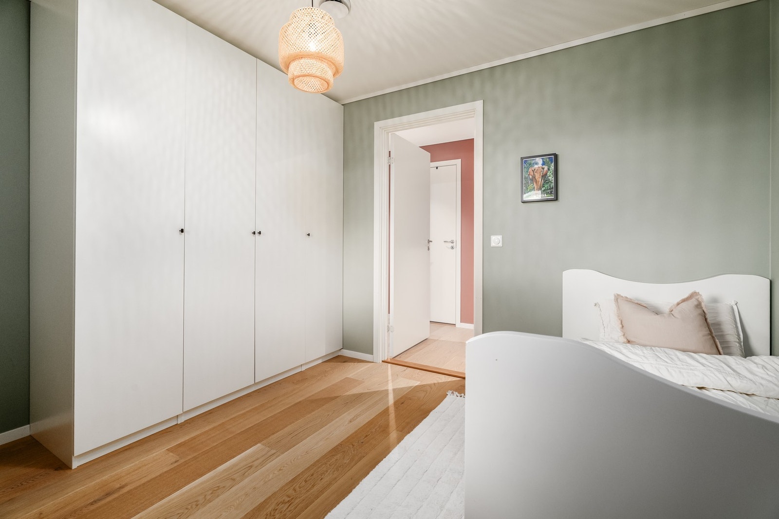 Her er det rikelig med garderobeplass Galleribilde