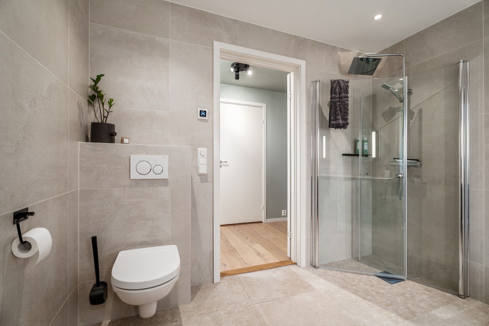 Badet er fullt utstyrt med dusjhjørne Galleribilde