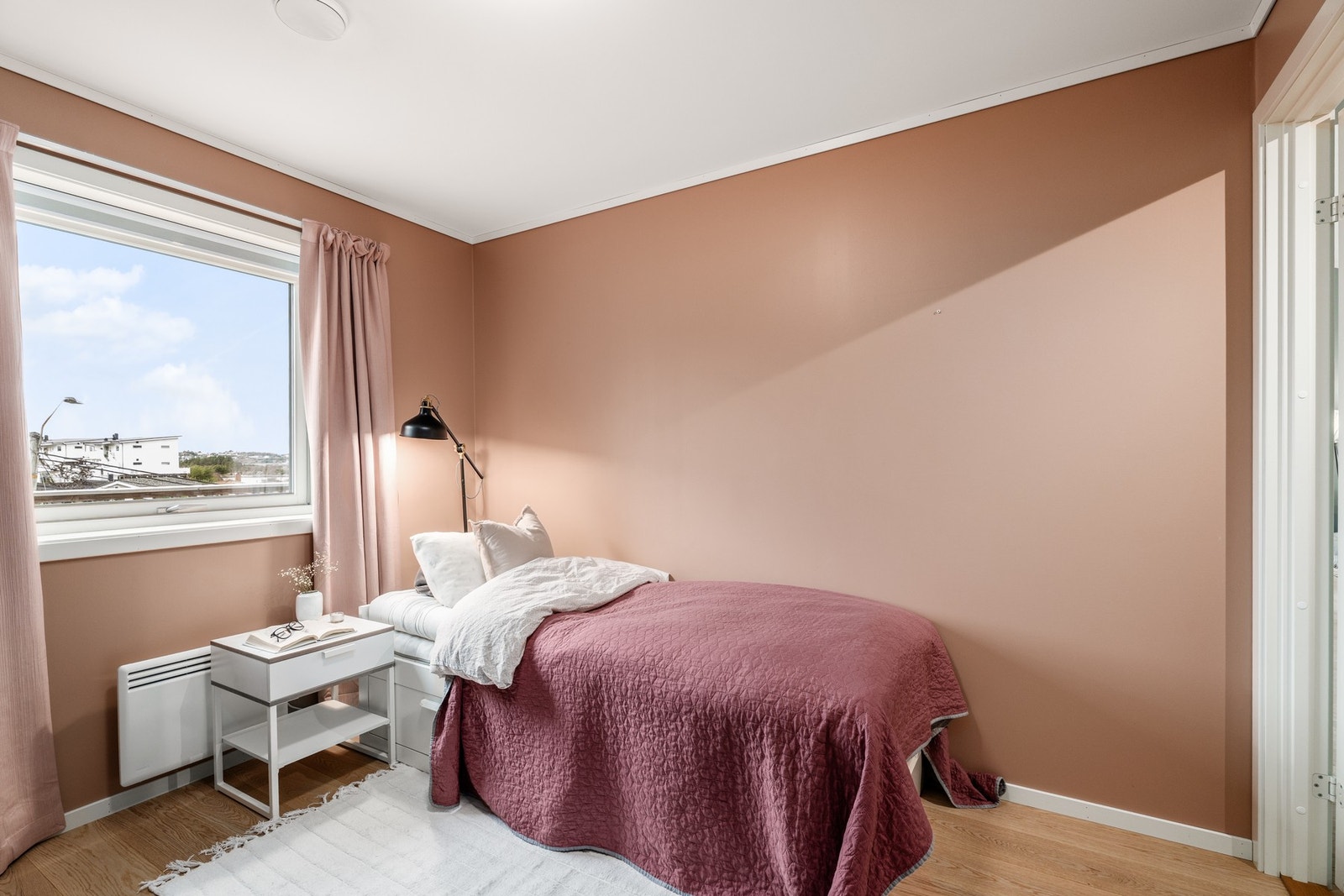 Soverom 2 passer perfekt som spedbarnsrom Galleribilde