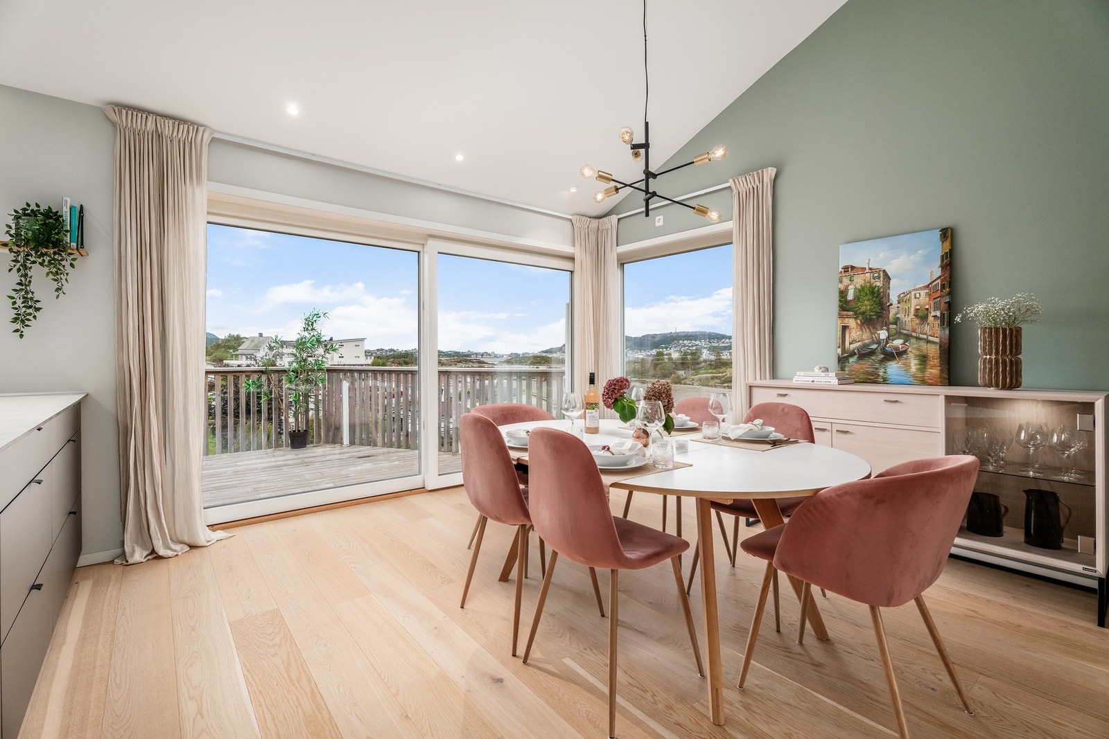 Og en romslig spiseavdeling ved kjøkkenet Galleribilde