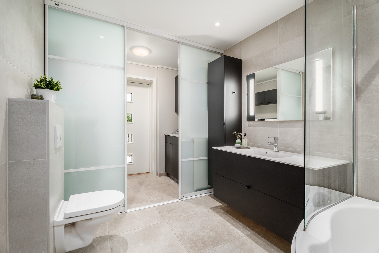 Det er laget et skille mellom vaskeromsdel og badet Galleribilde