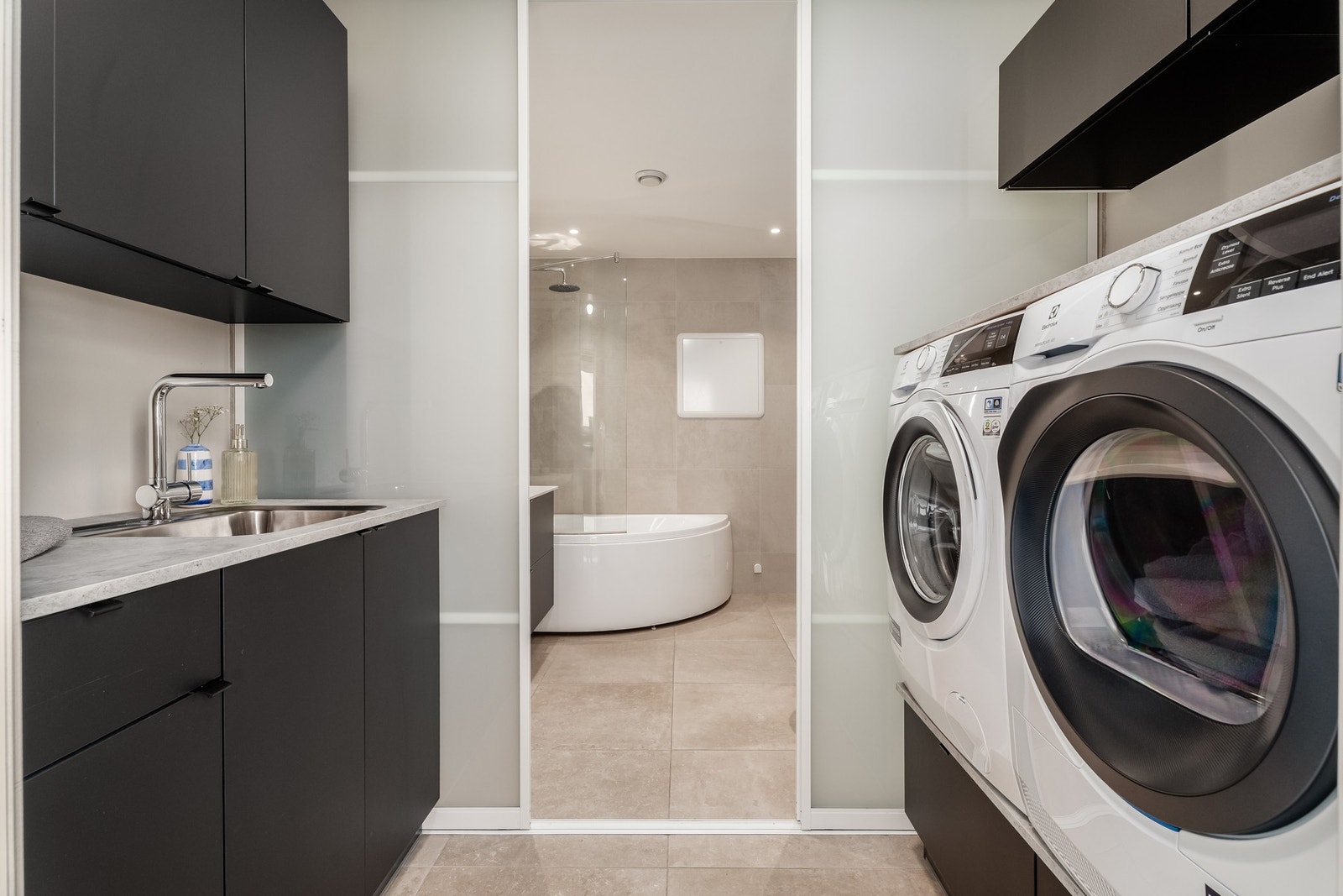 Et fint innredet vaskerom Galleribilde