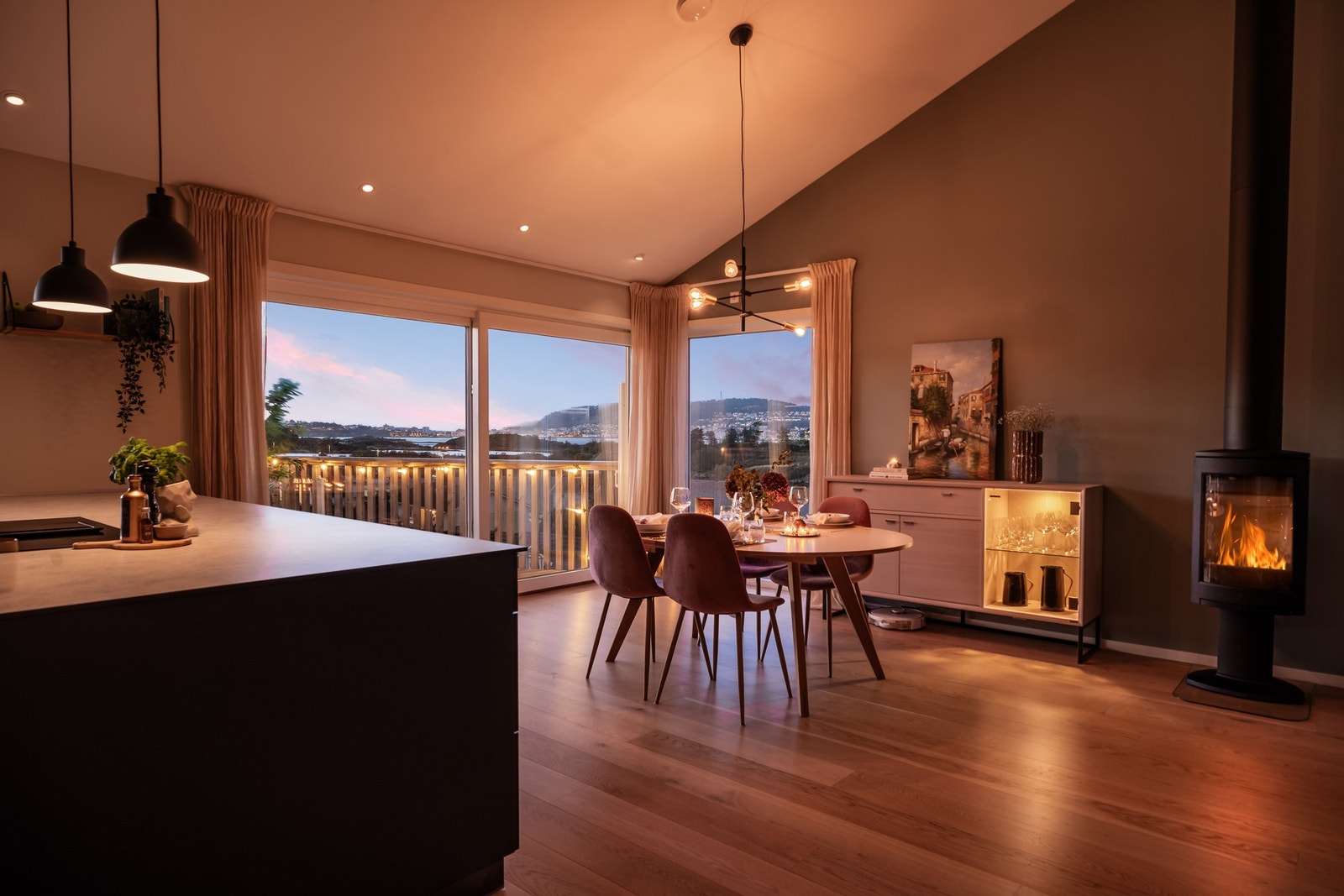 Vedfyring i stuen gir en varm og hyggelig atmosfære Galleribilde