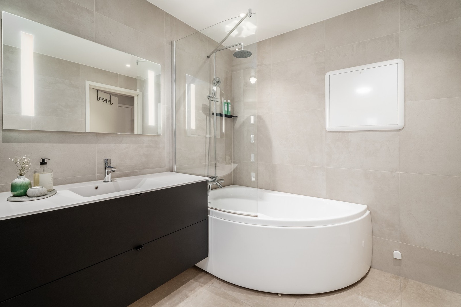 Bad i første etasje er utstyrt med badekar Galleribilde