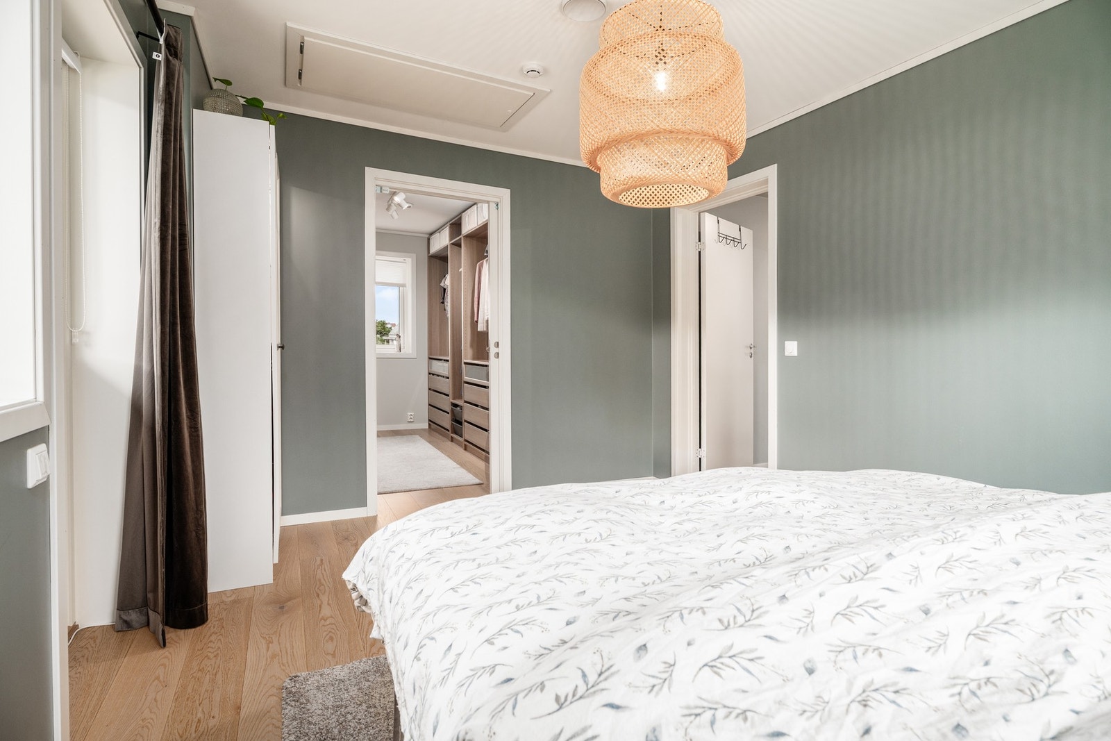 Soverommet er tilknyttet egen walk-in-garderobe Galleribilde