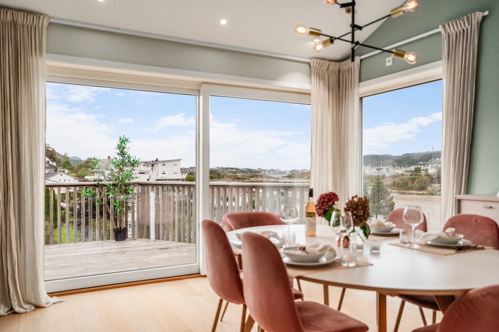 Store vindusflater gir rikelig med naturlig lysinnslipp Galleribilde