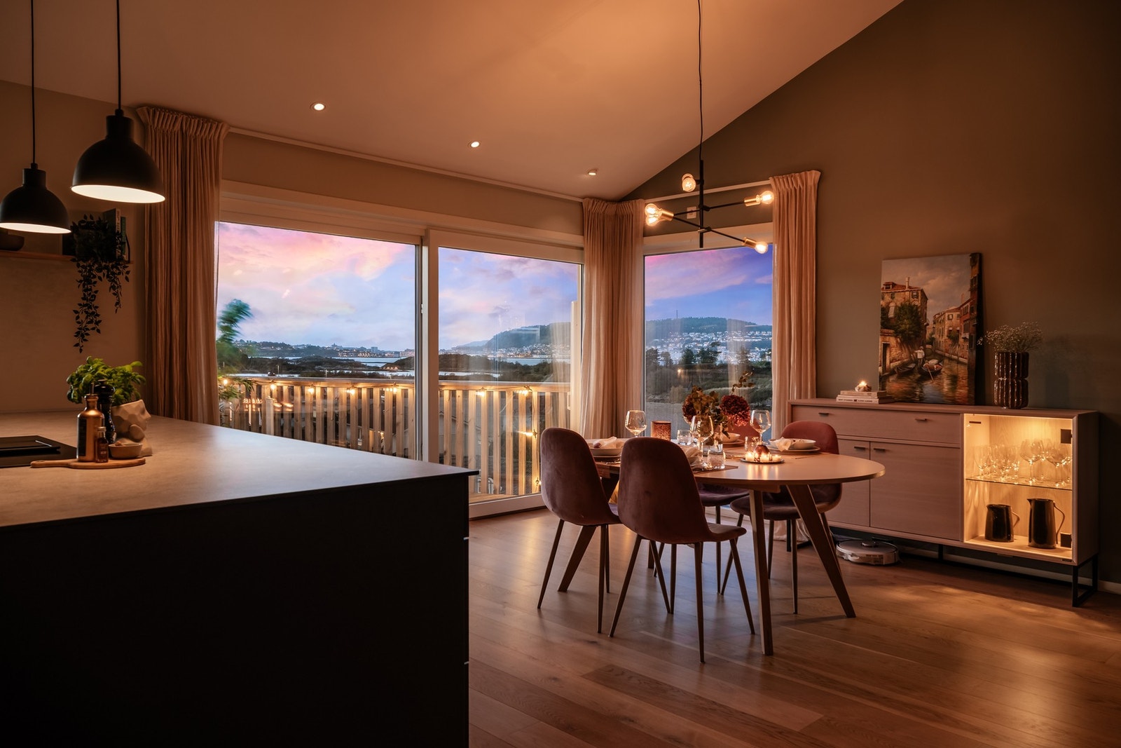 Fra allrommet er det utgang til vestvendt veranda Galleribilde