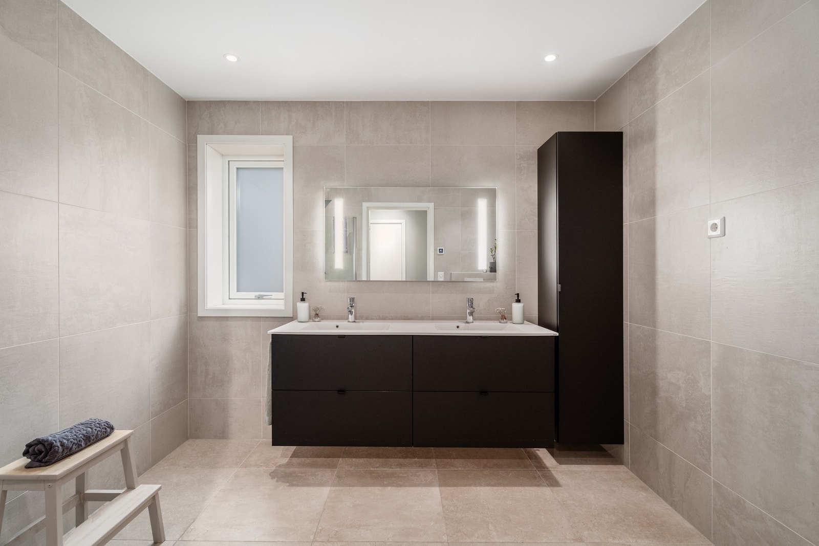 Moderne bad i hovedplan med romslig innredning Galleribilde