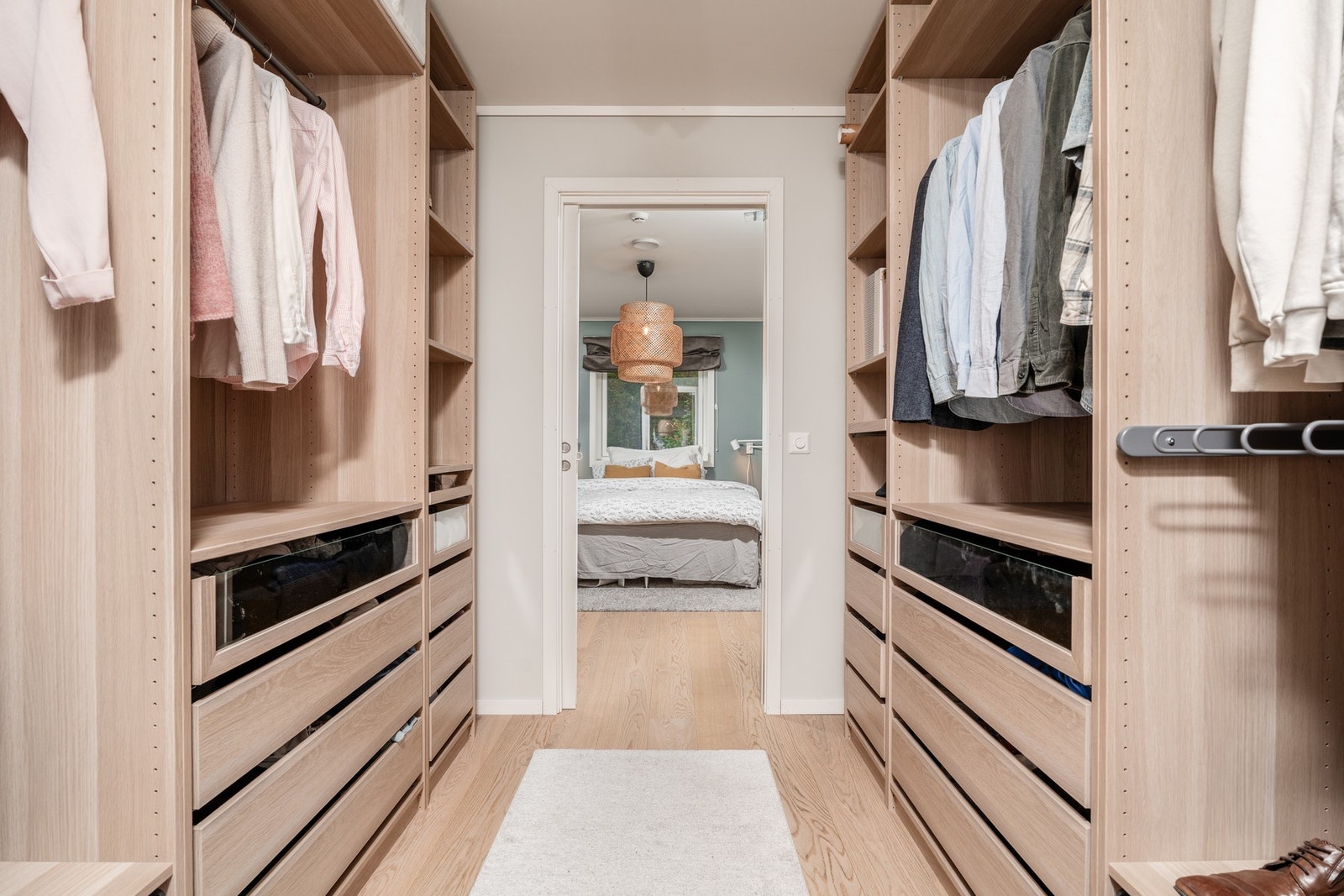 Pent innredet walk-in med Pax garderobesystem Galleribilde