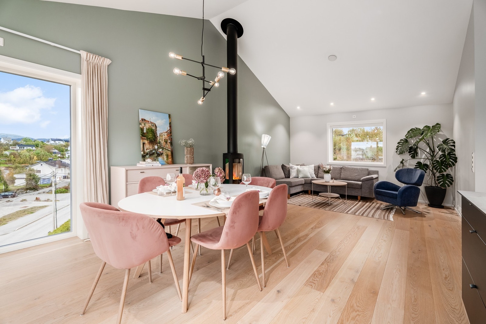 Allrommet har naturlige møbleringssoner Galleribilde