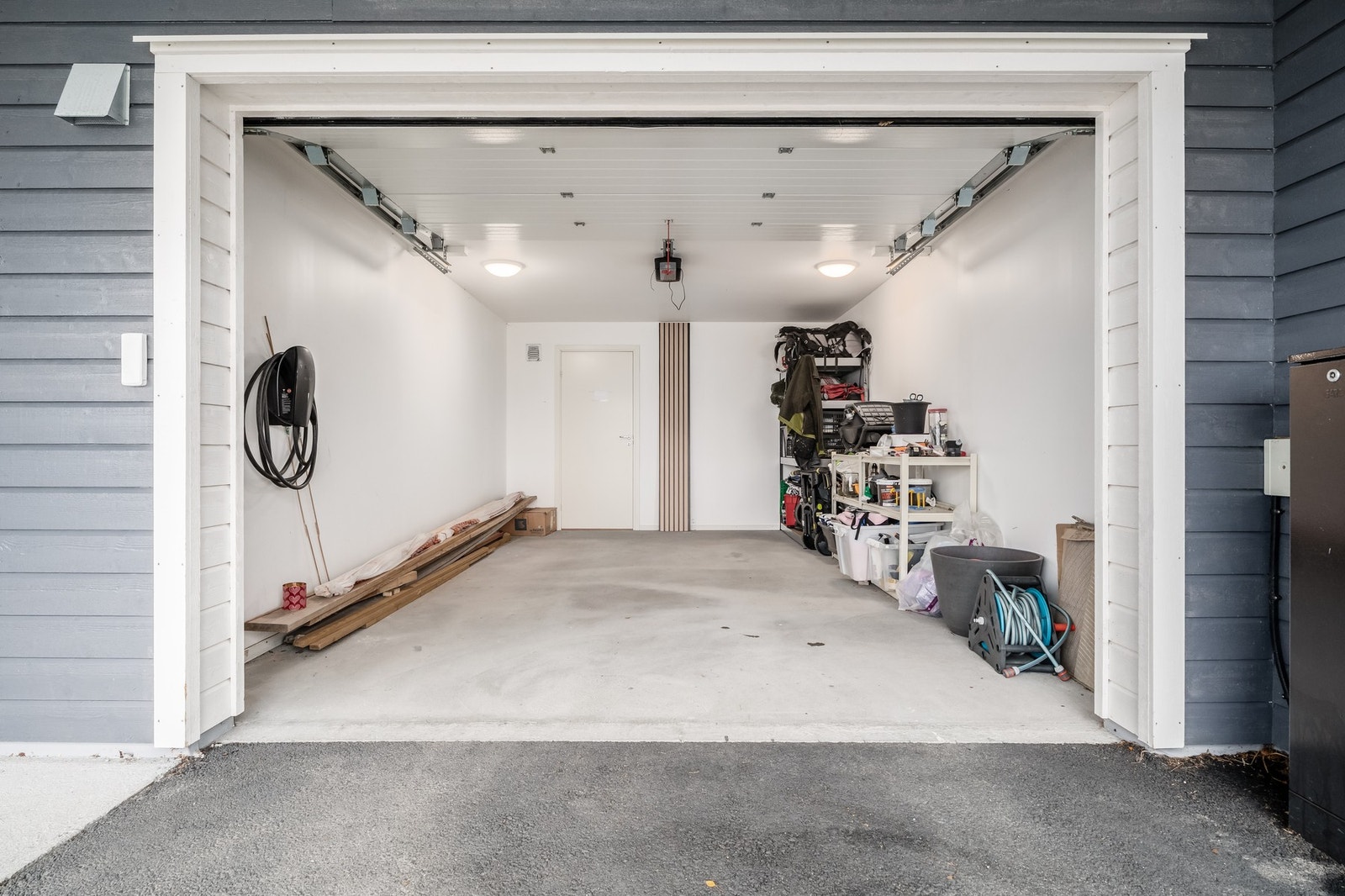 Garasje med montert EL-billader og sportsbod i bakkant Galleribilde