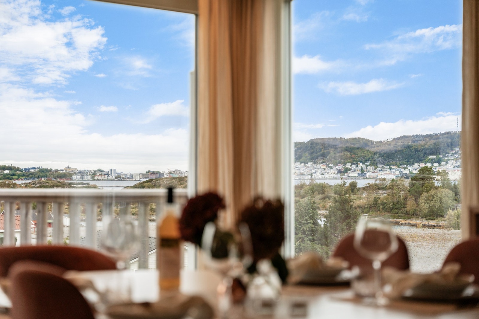 Med denne utsikten har du kontroll på Slinningsbålet, fyrverkeri og cruisebåt-innseilingene med mer Galleribilde